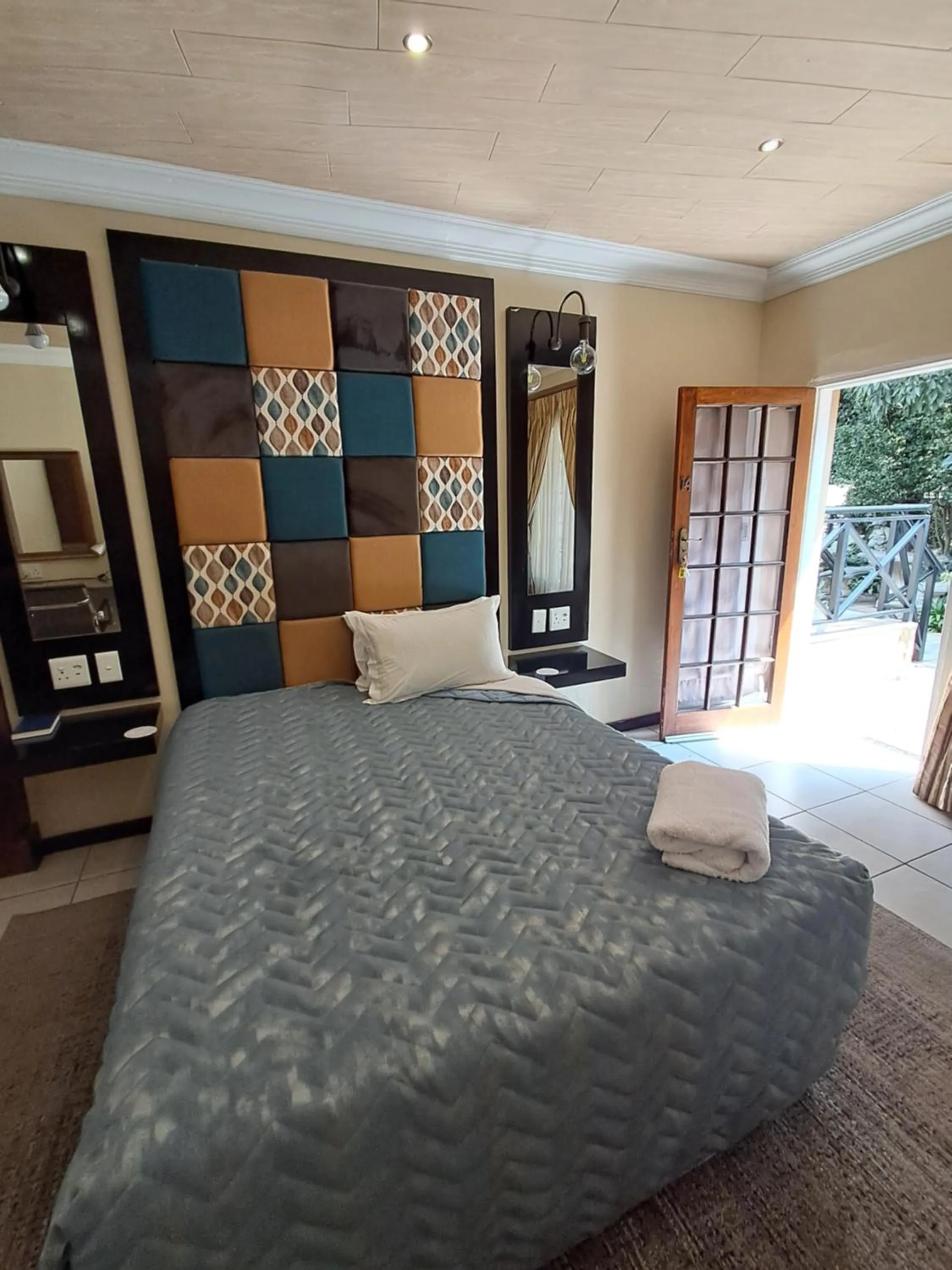 Bedroom, Bed in Constantia Manor Guest House