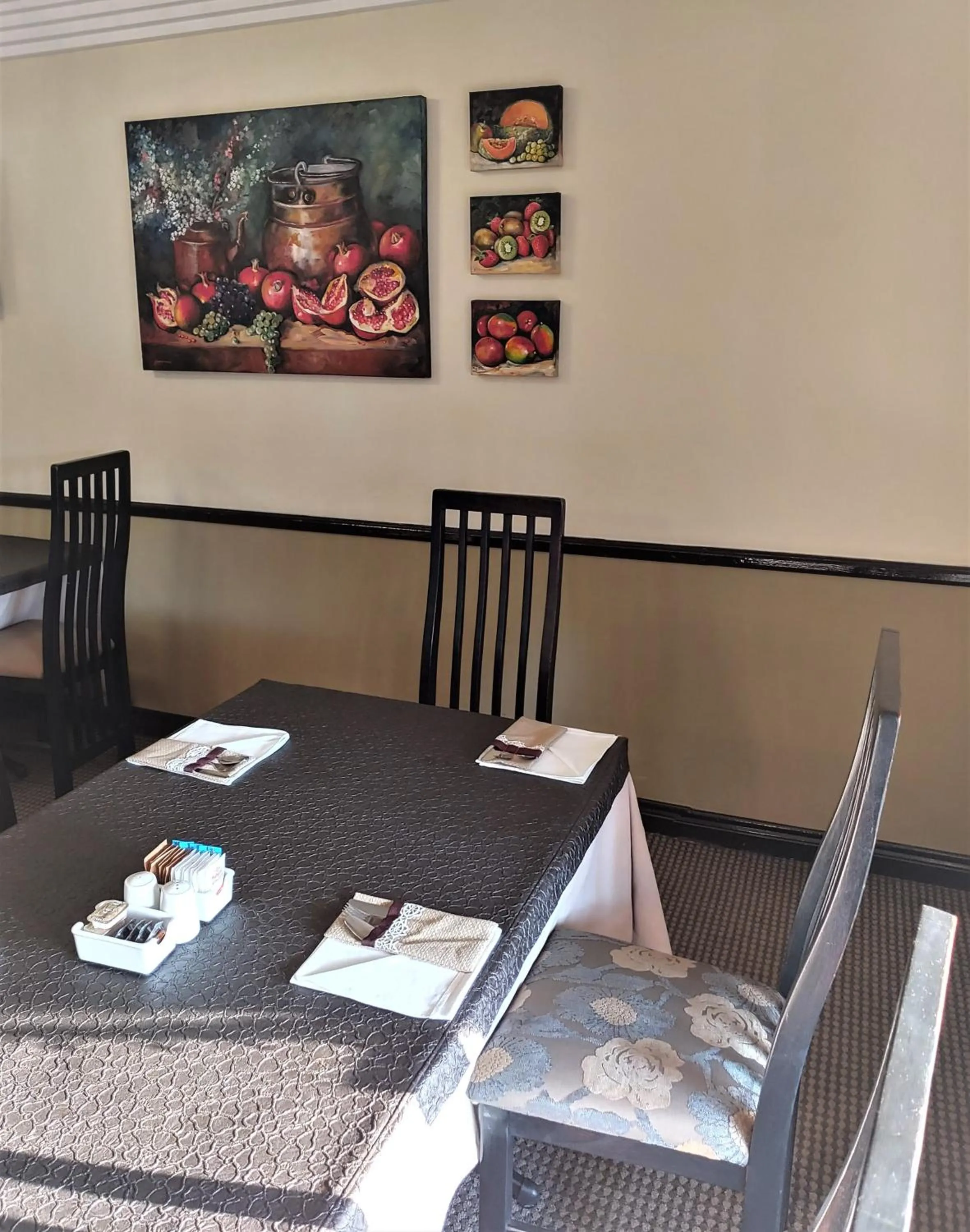 Restaurant/places to eat in Constantia Manor Guest House