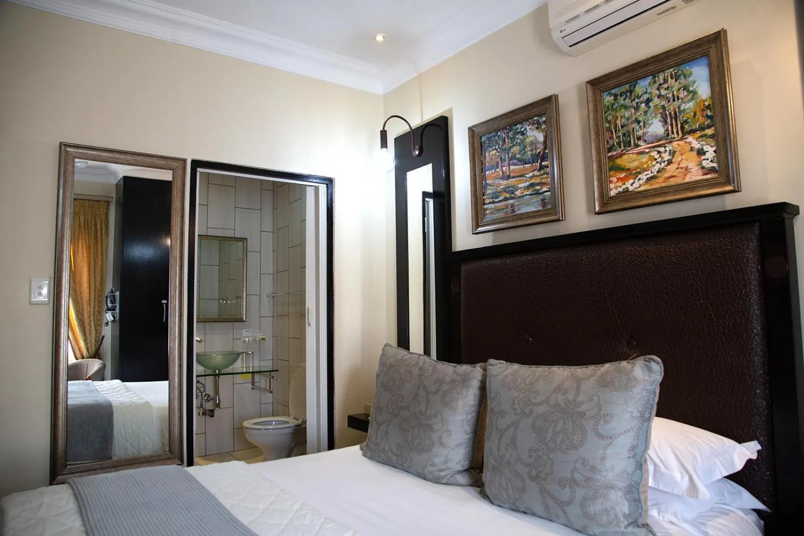 Bedroom, Bed in Constantia Manor Guest House