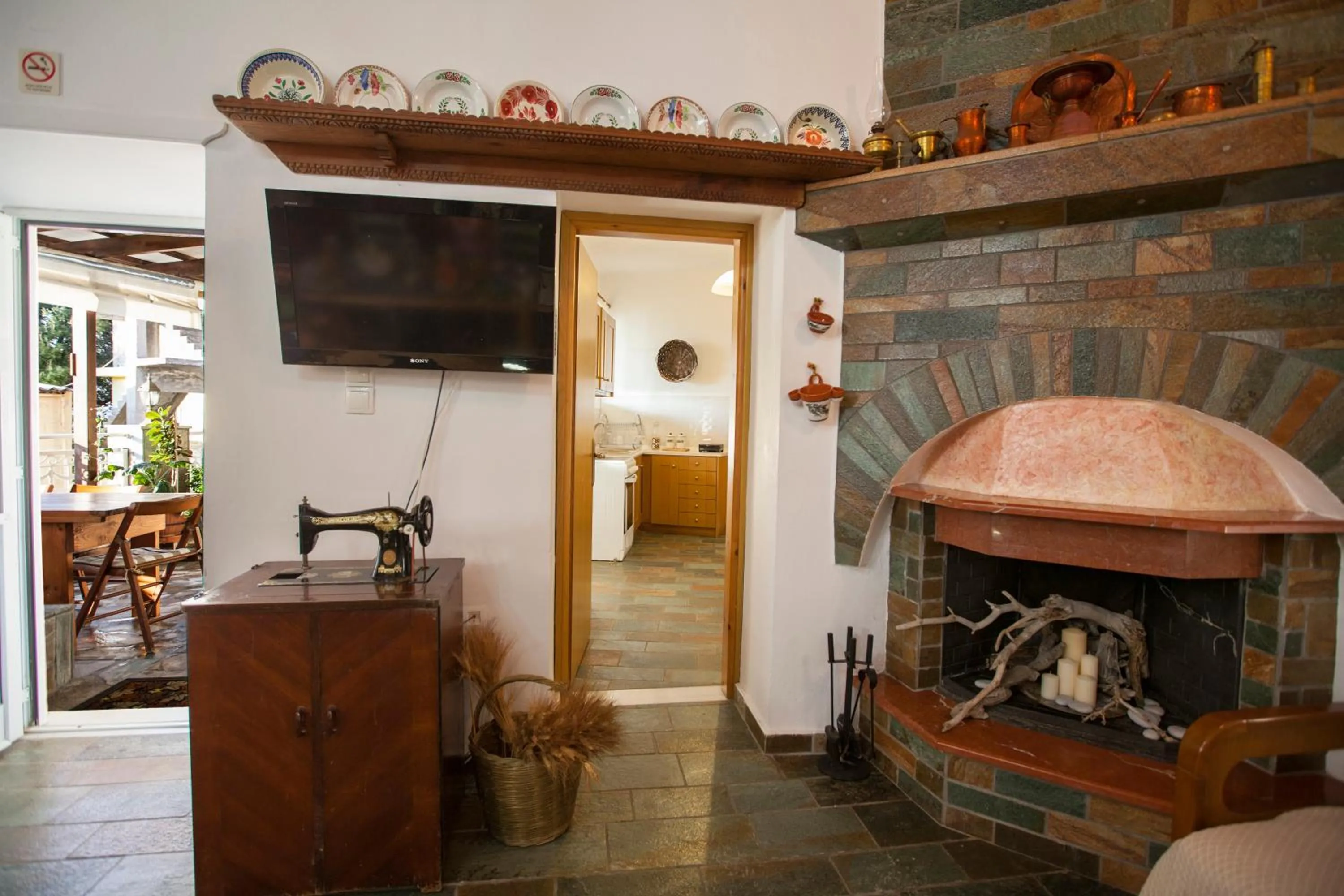 Communal lounge/ TV room in Arch Villa