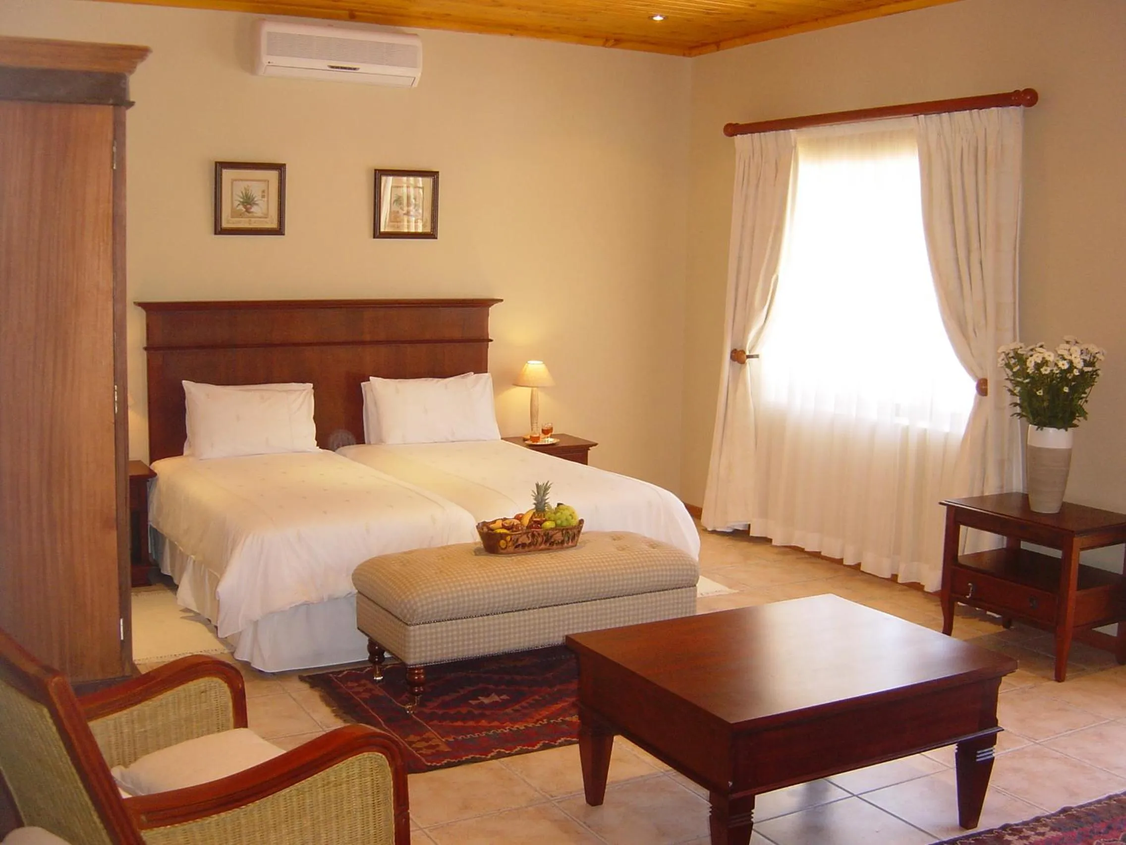 Bedroom, Bed in Oak Tree Lodge