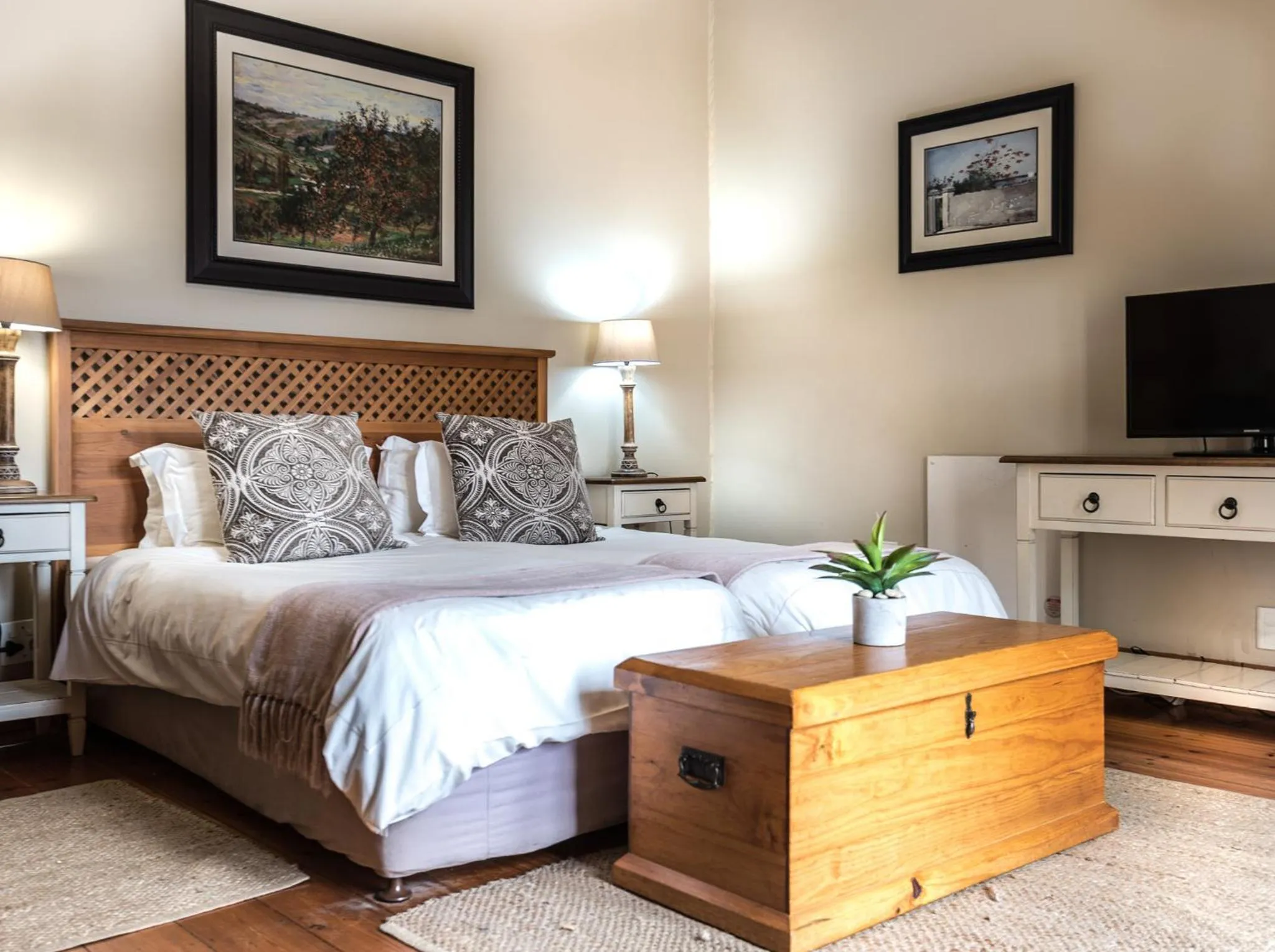 Bedroom, Bed in Oak Tree Lodge