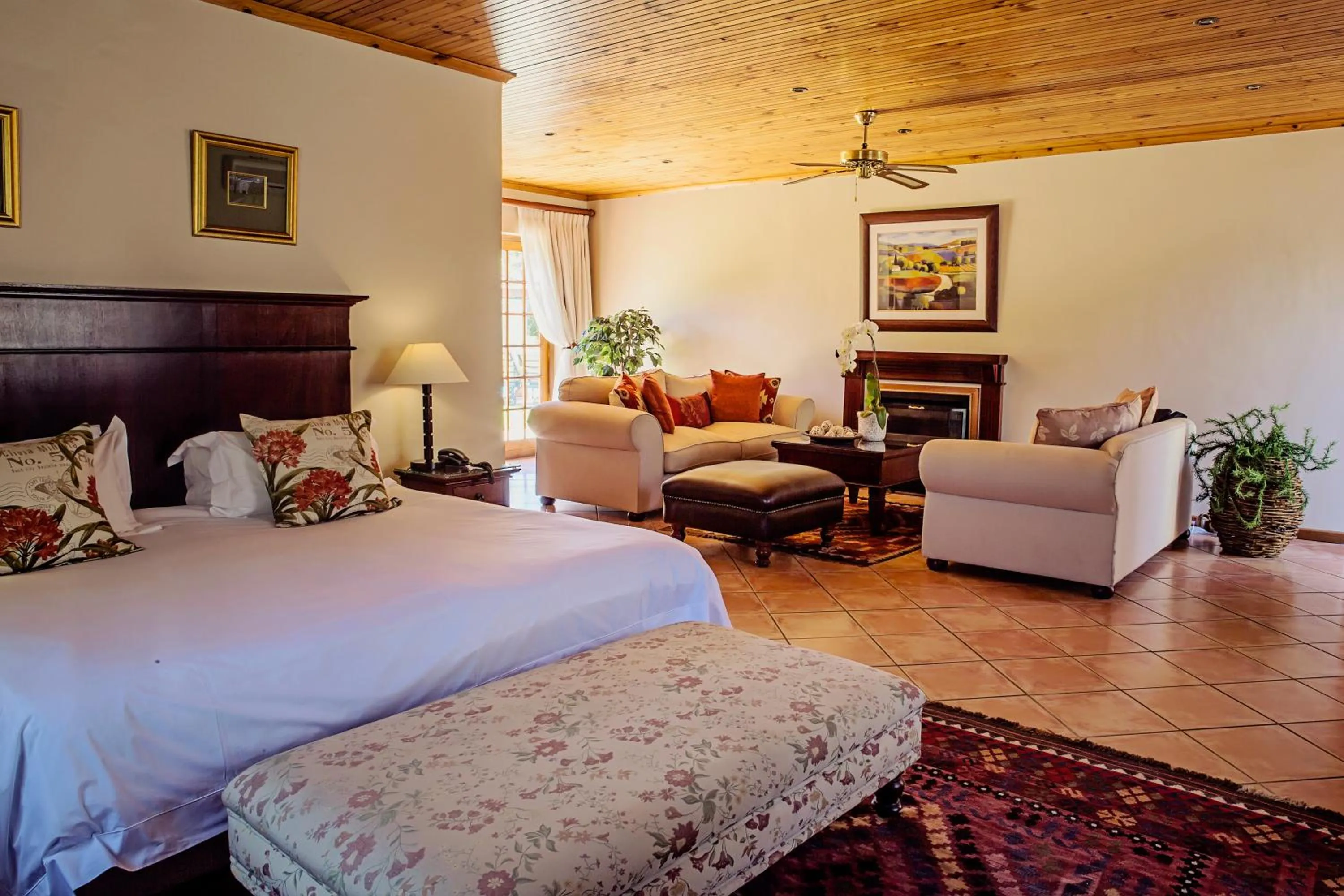 Photo of the whole room, Bed in Oak Tree Lodge