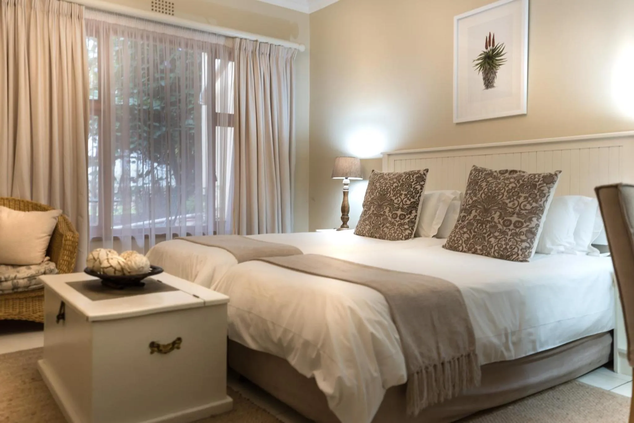 Bedroom, Bed in Oak Tree Lodge