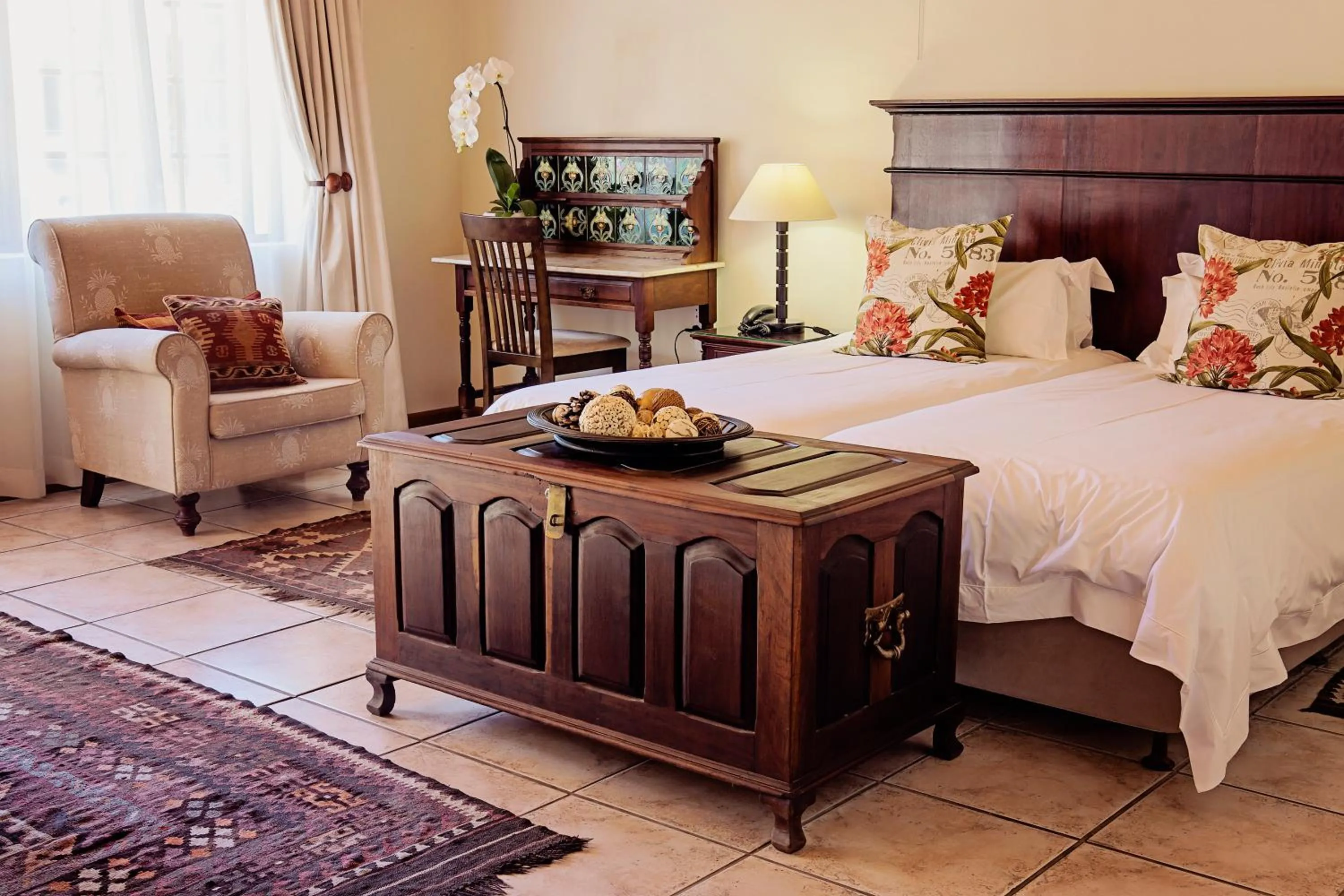 Bedroom, Bed in Oak Tree Lodge