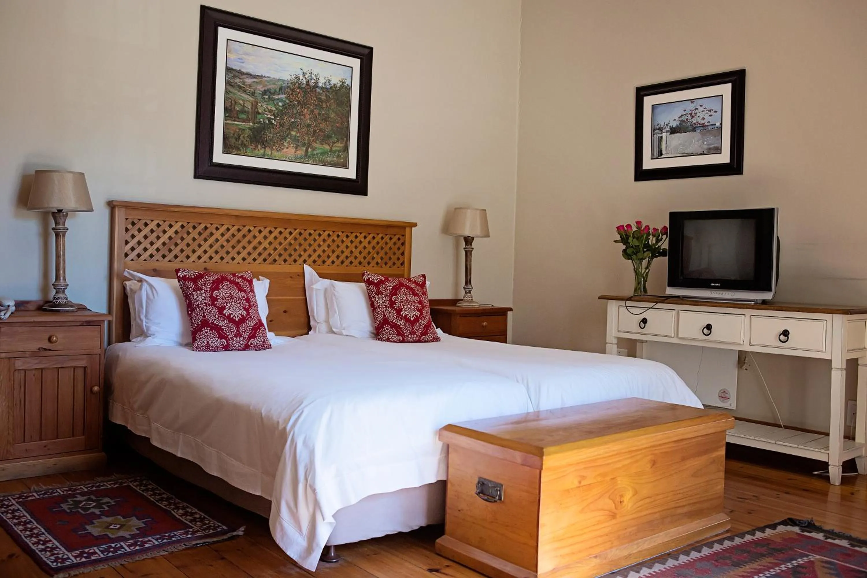 Bedroom, Bed in Oak Tree Lodge