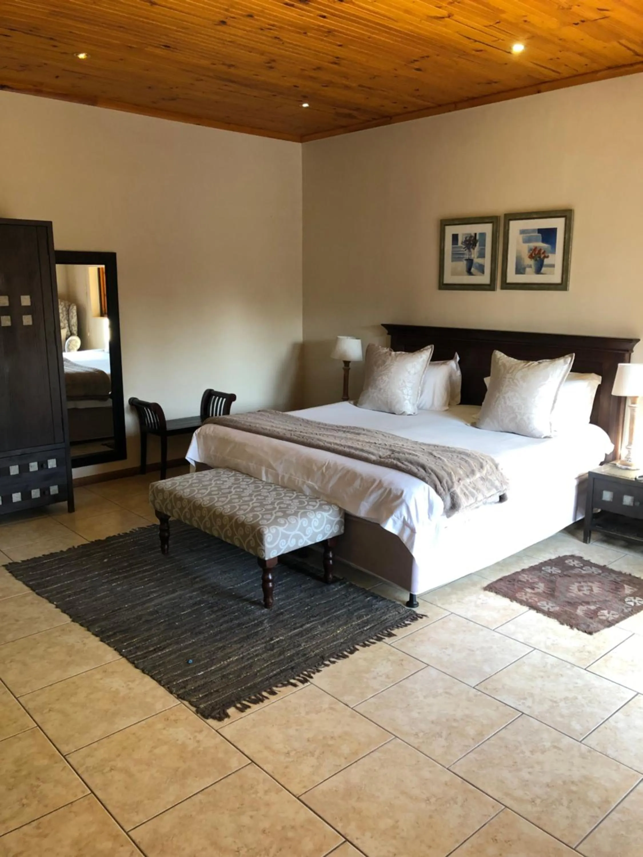 Bedroom, Bed in Oak Tree Lodge