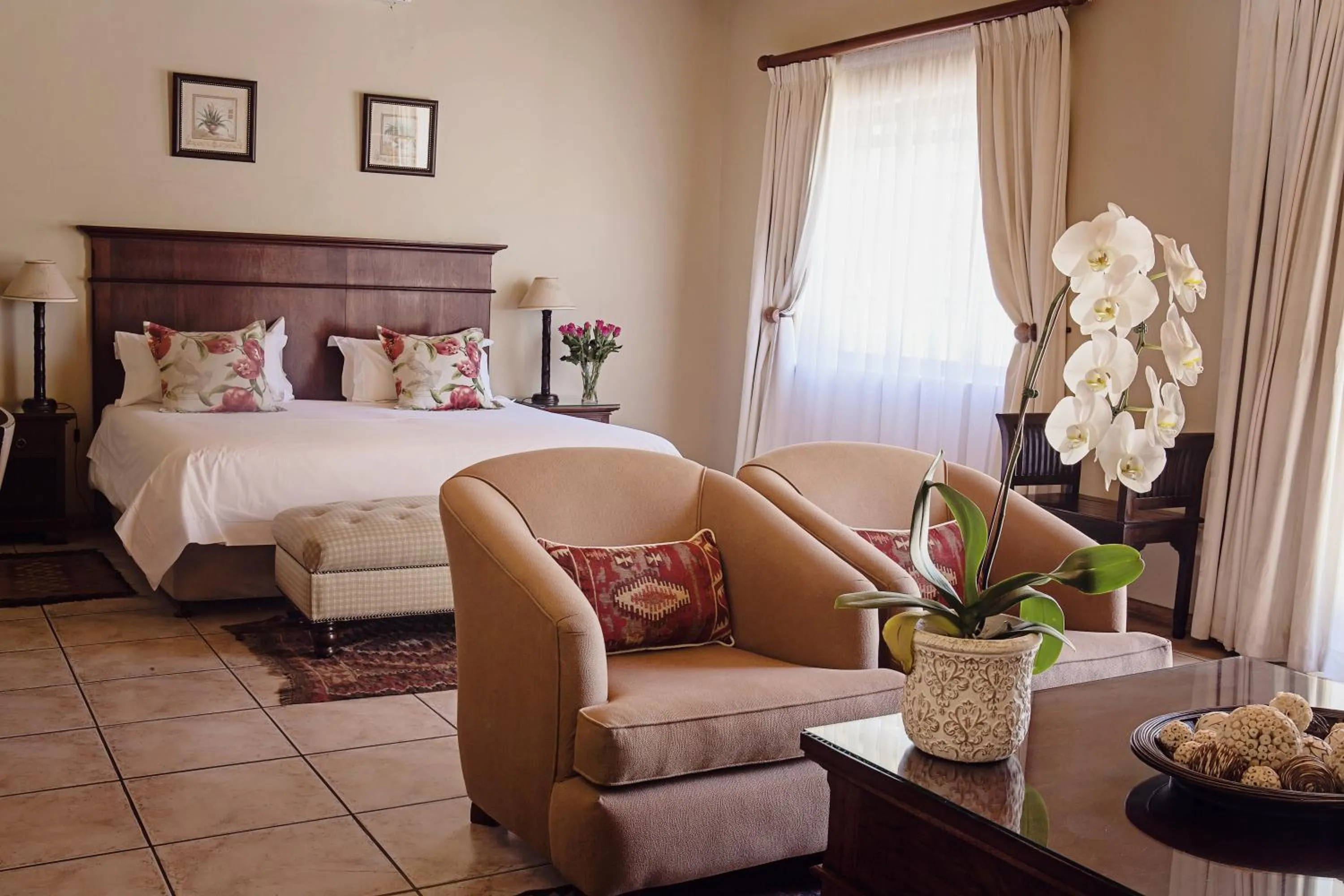 Bedroom, Bed in Oak Tree Lodge