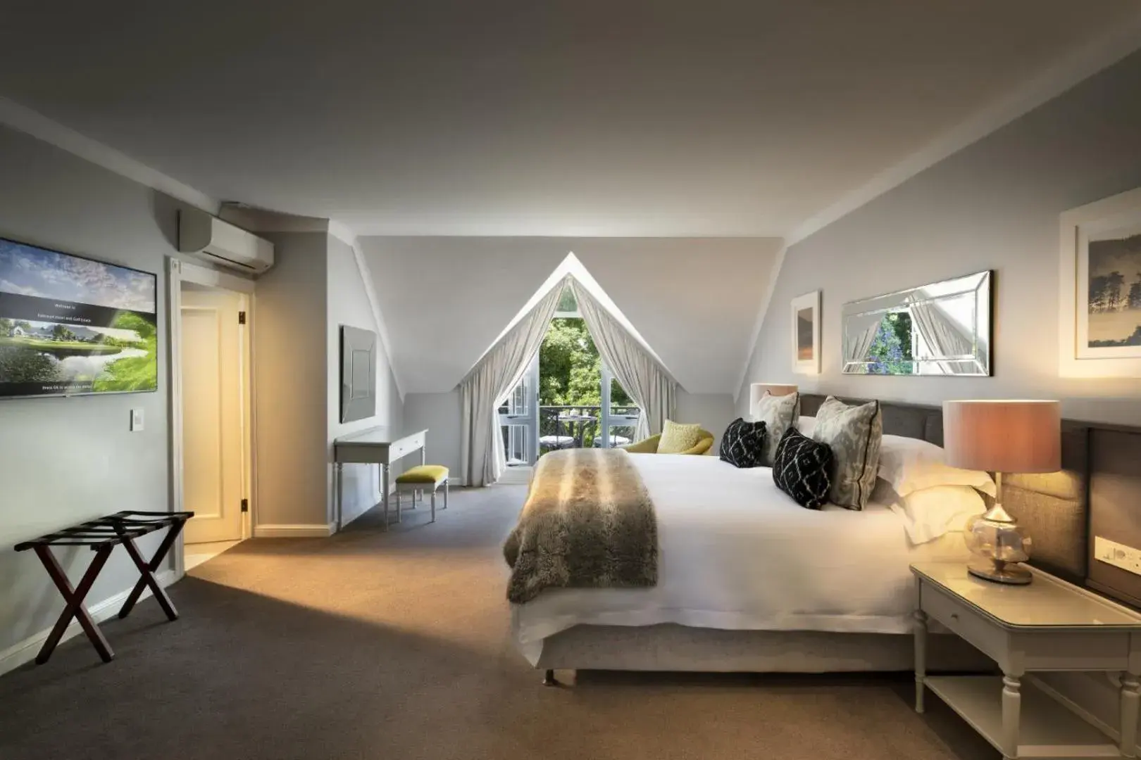 Photo of the whole room, Bed in Fancourt Hotel Photo of the whole room, Bed in Fancourt Hotel