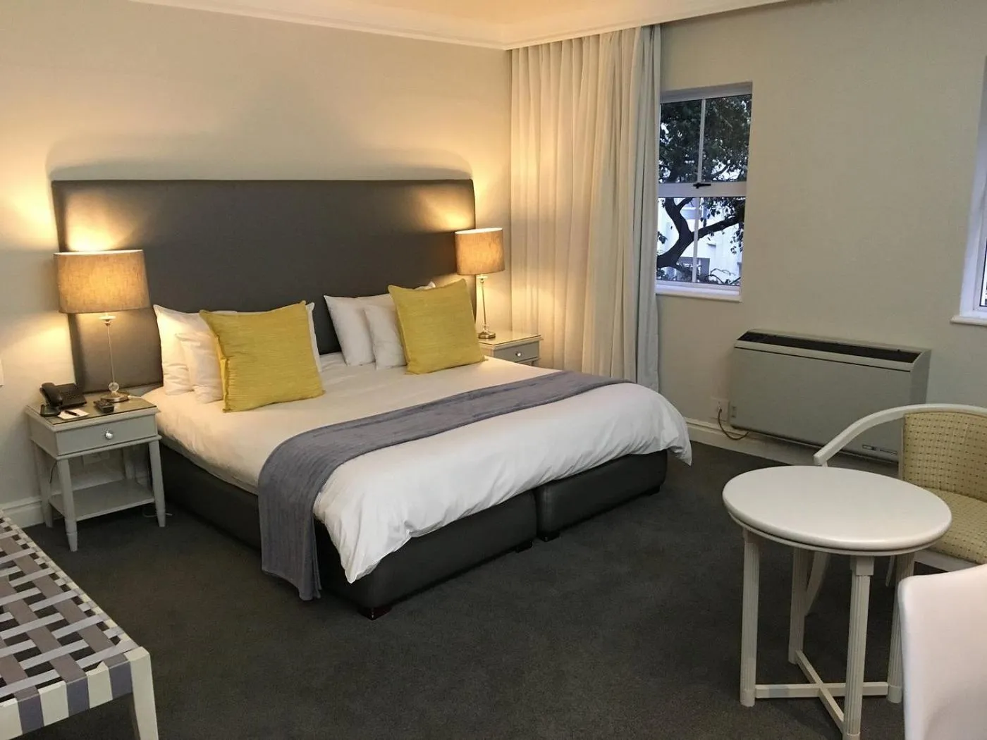 Bedroom, Bed in Hollow on the Square City Hotel