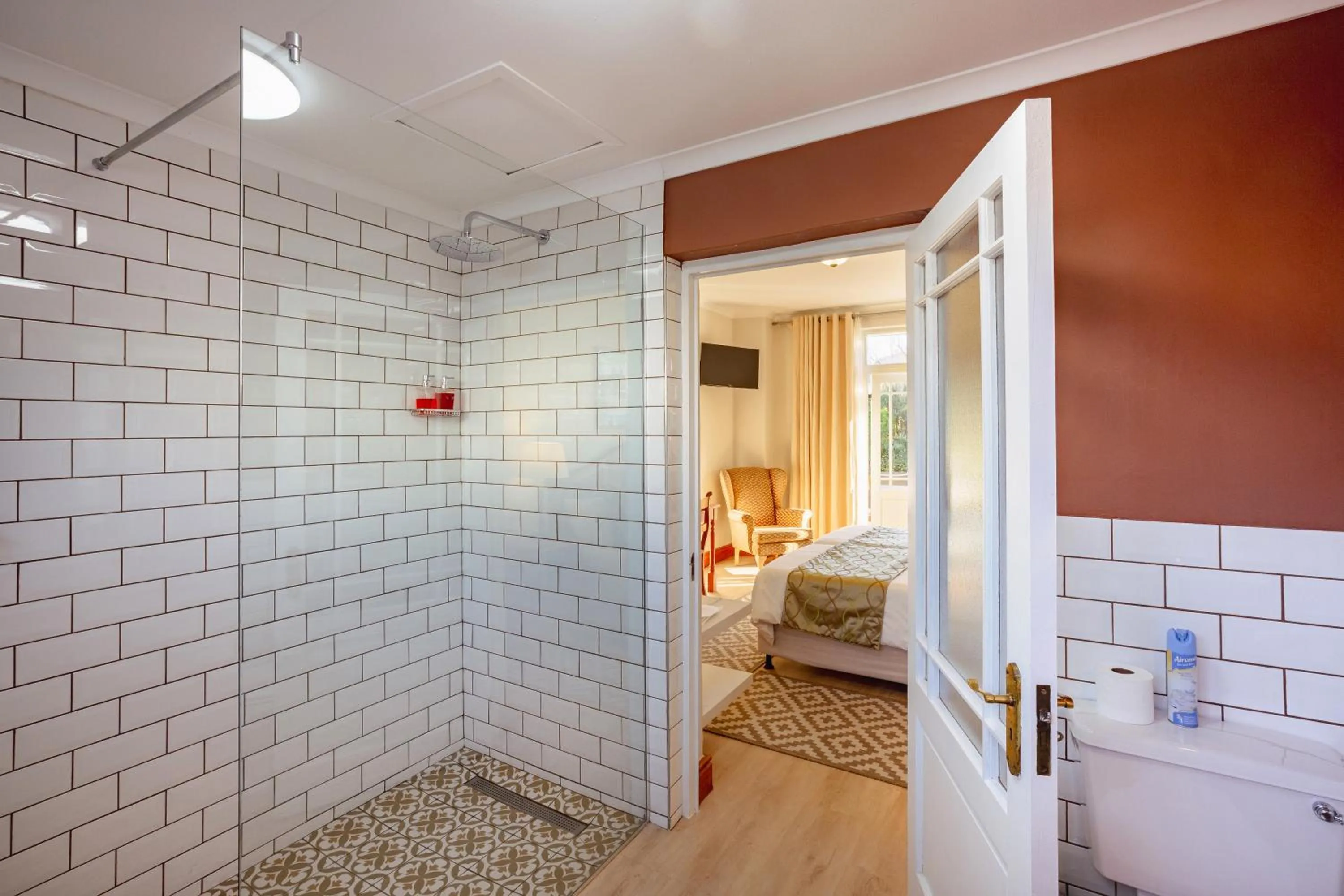Bathroom, Bed in Montagu Country Hotel