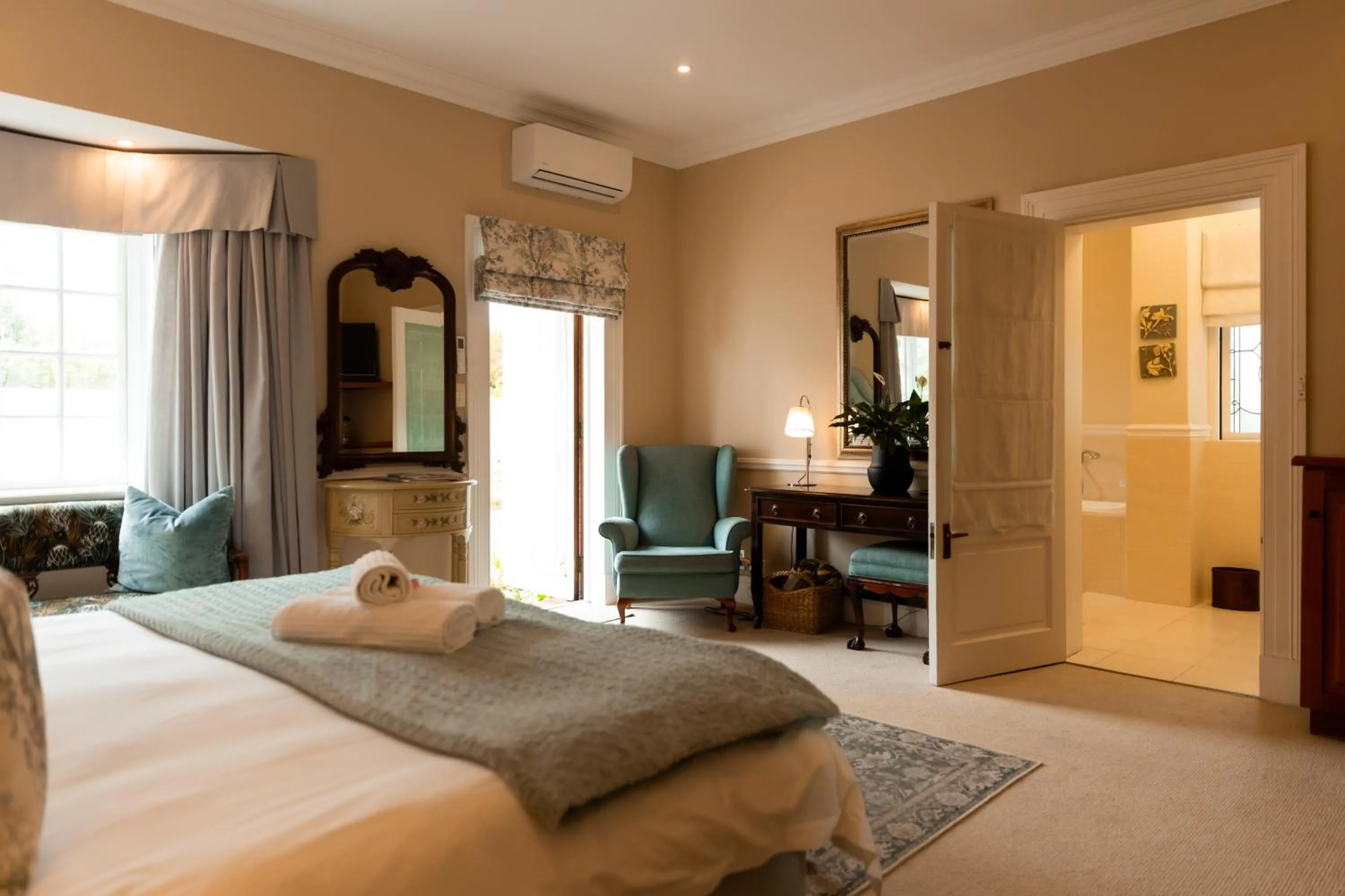 Seating area, Bed in Lemon Tree Lane