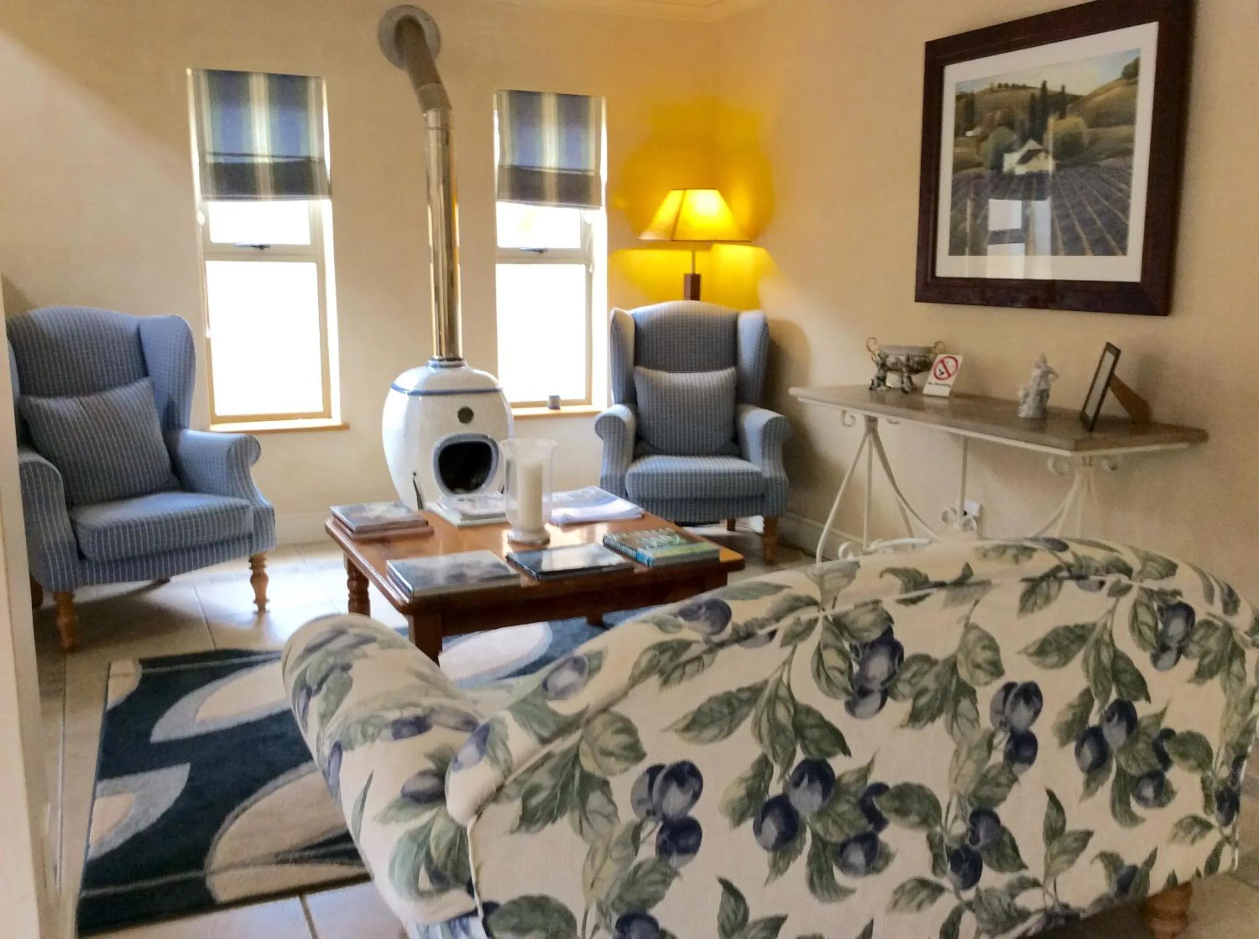 Communal lounge/ TV room in On The Cliff Guest House