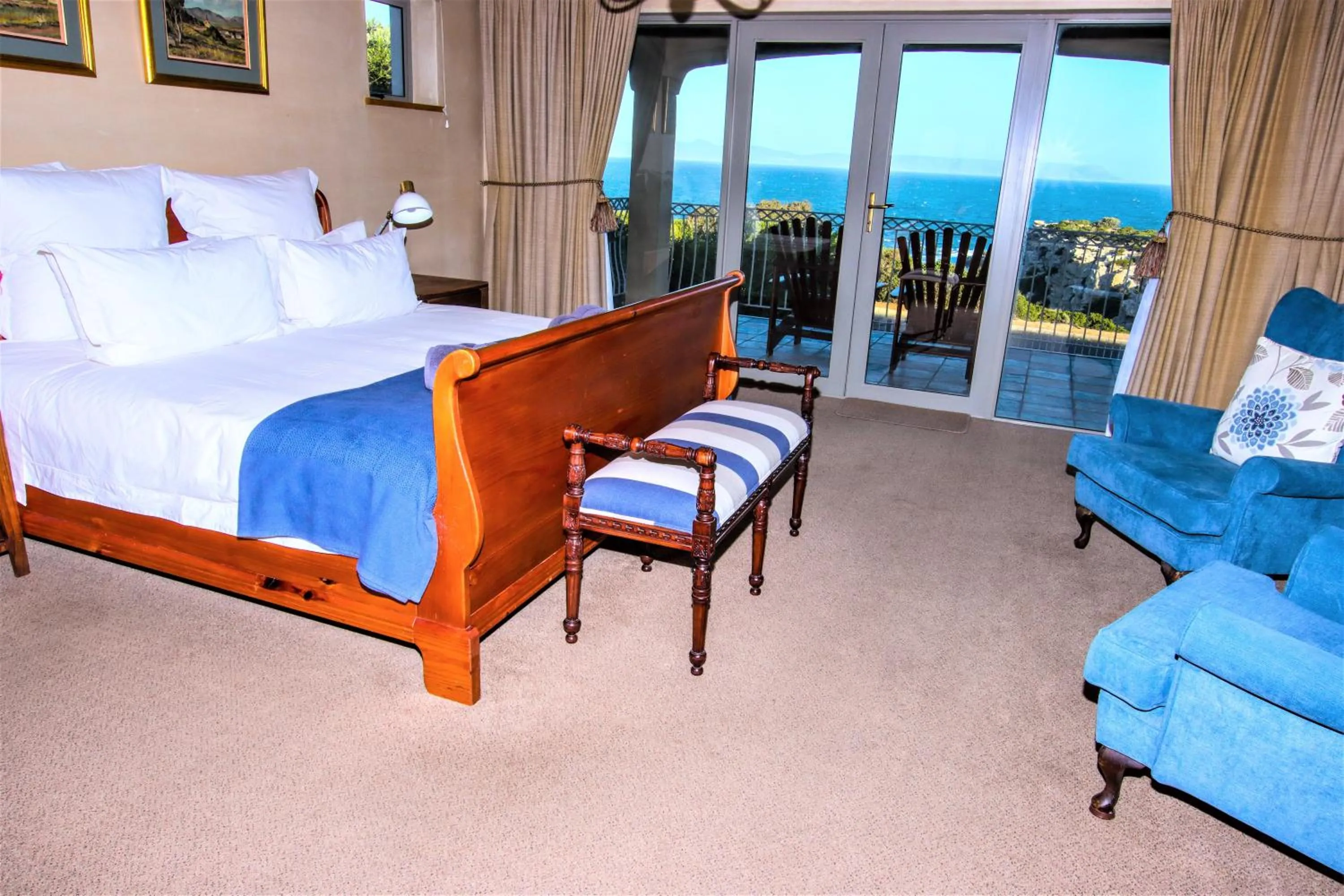 Photo of the whole room, Bed in On The Cliff Guest House