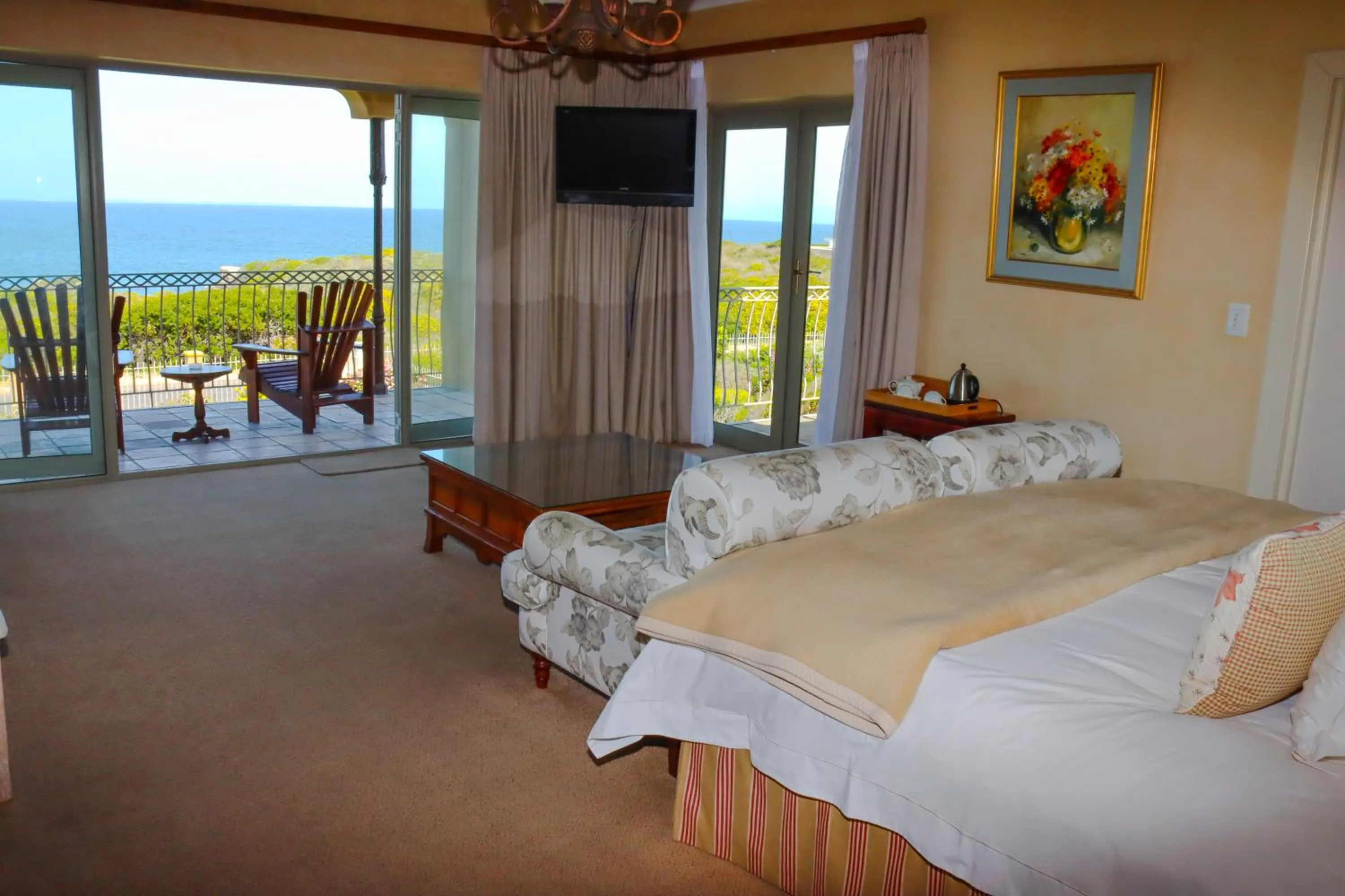 Sea view, Bed in On The Cliff Guest House