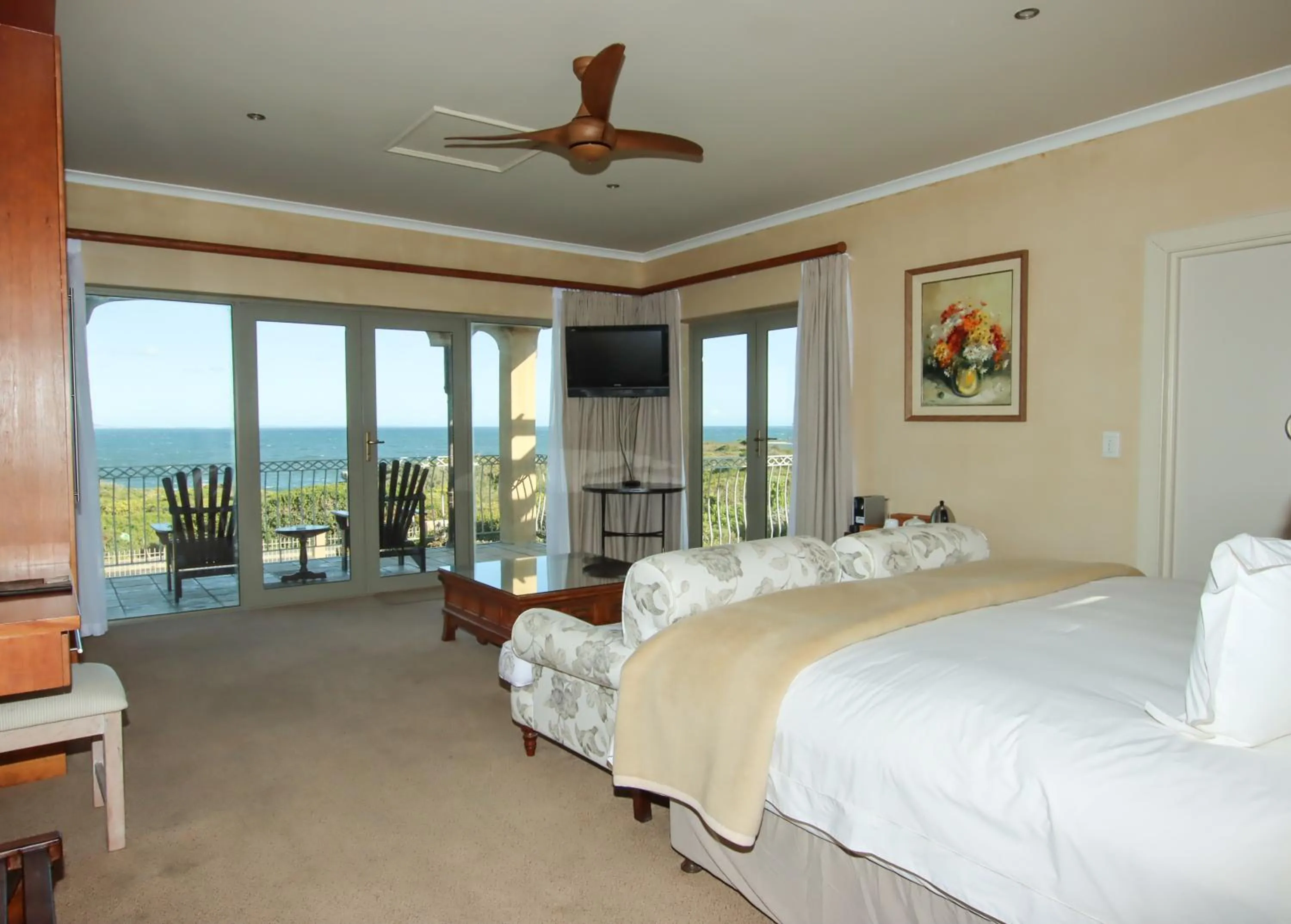Bedroom, Bed in On The Cliff Guest House