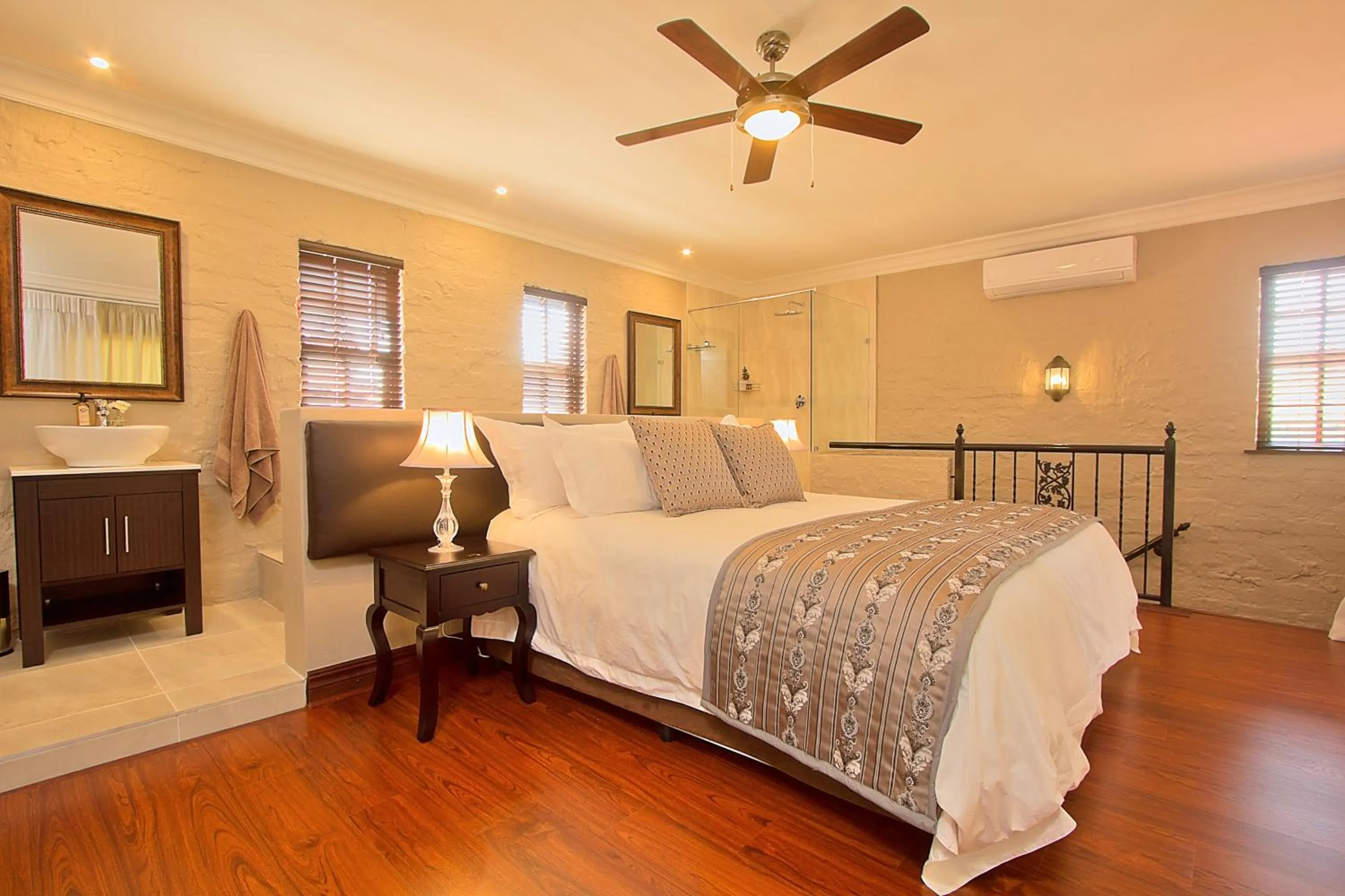 Bathroom, Bed in Leopardsong Manor