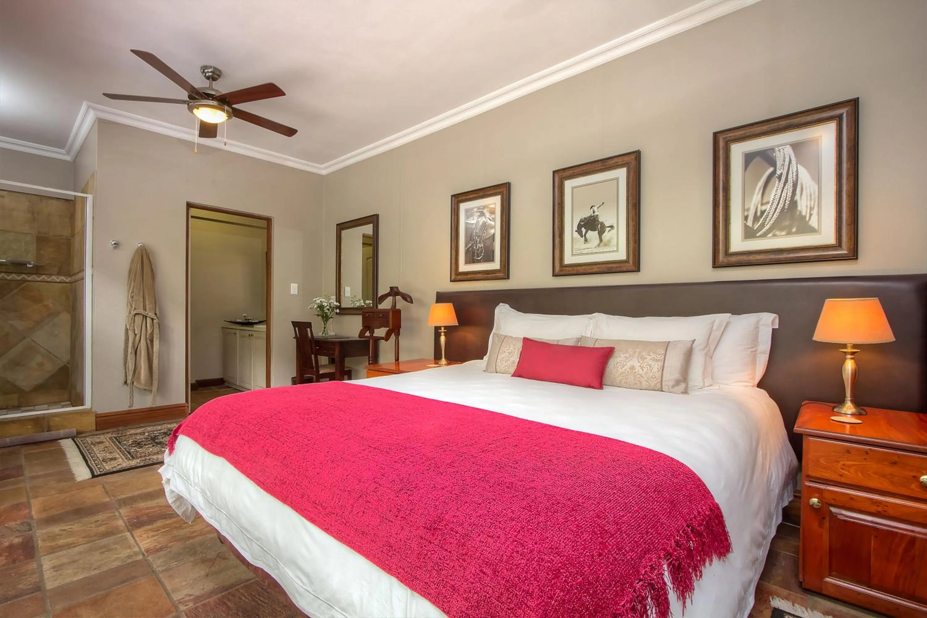 Photo of the whole room, Bed in Leopardsong Manor