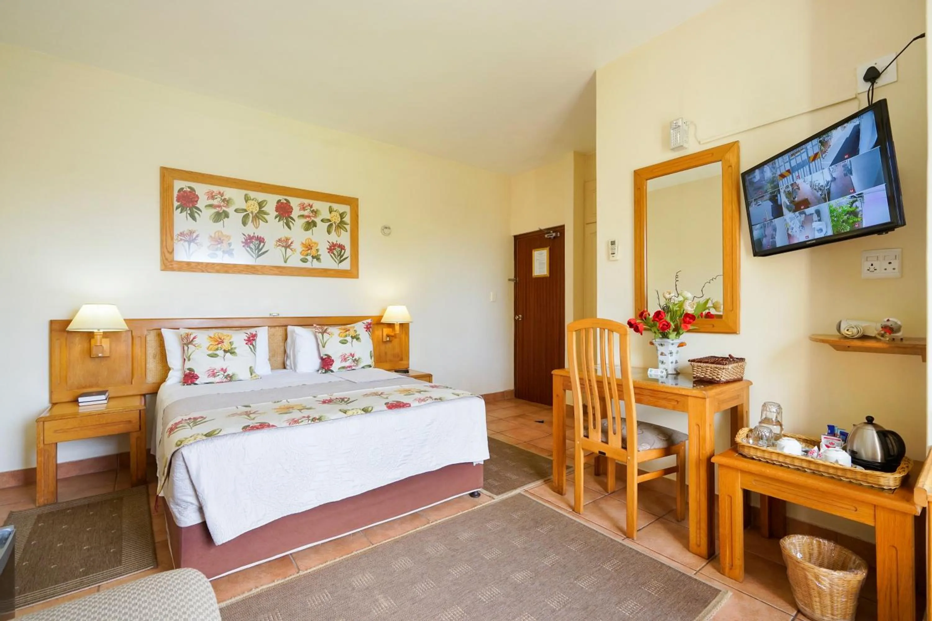 Photo of the whole room, Bed in Centre Court B&B