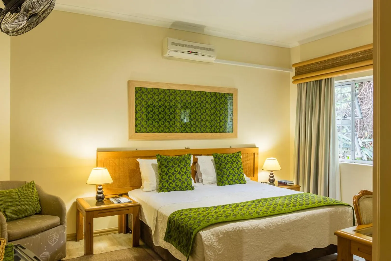 Garden view, Bed in Centre Court B&B