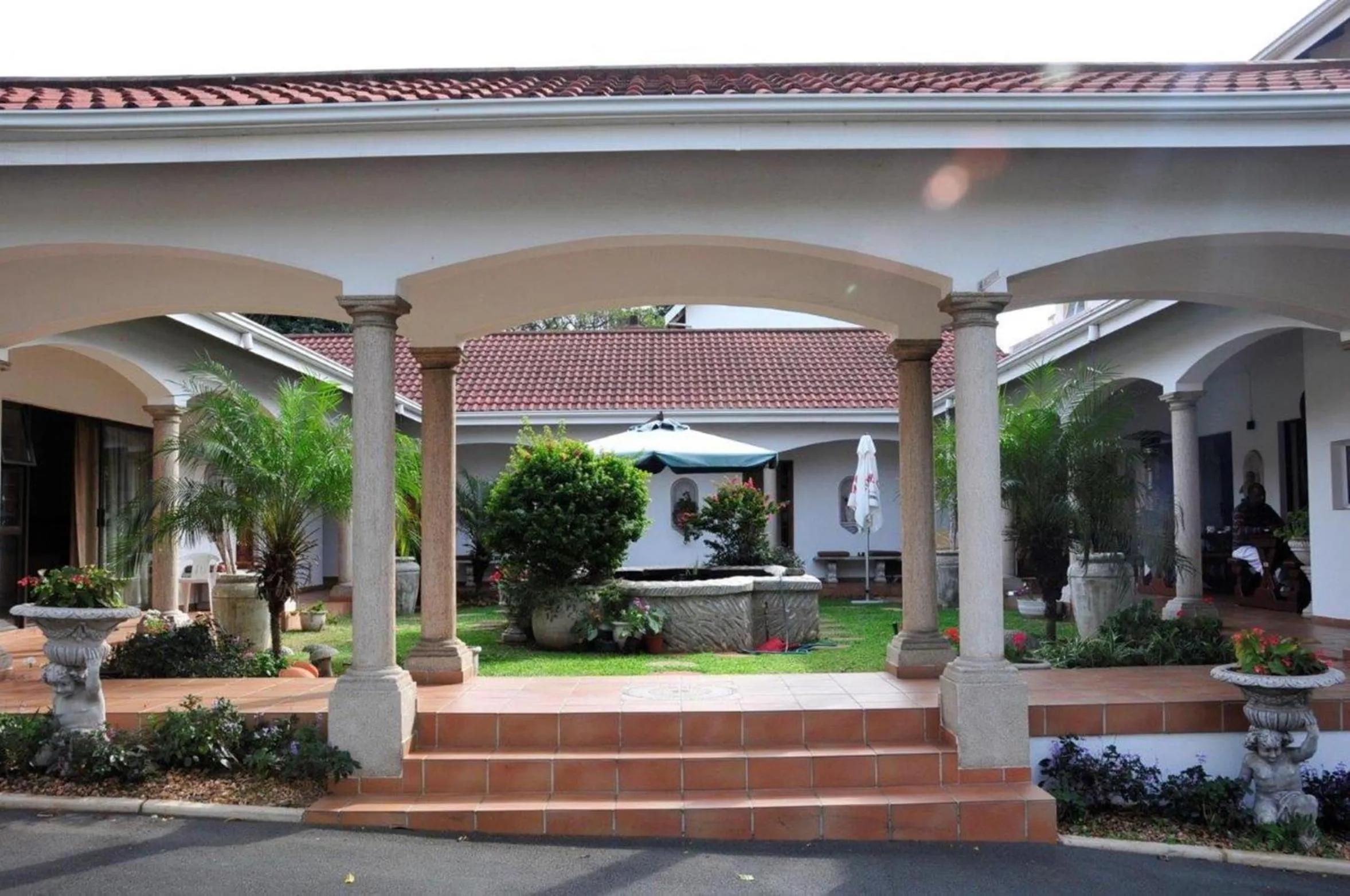 Facade/entrance in Centre Court B&B