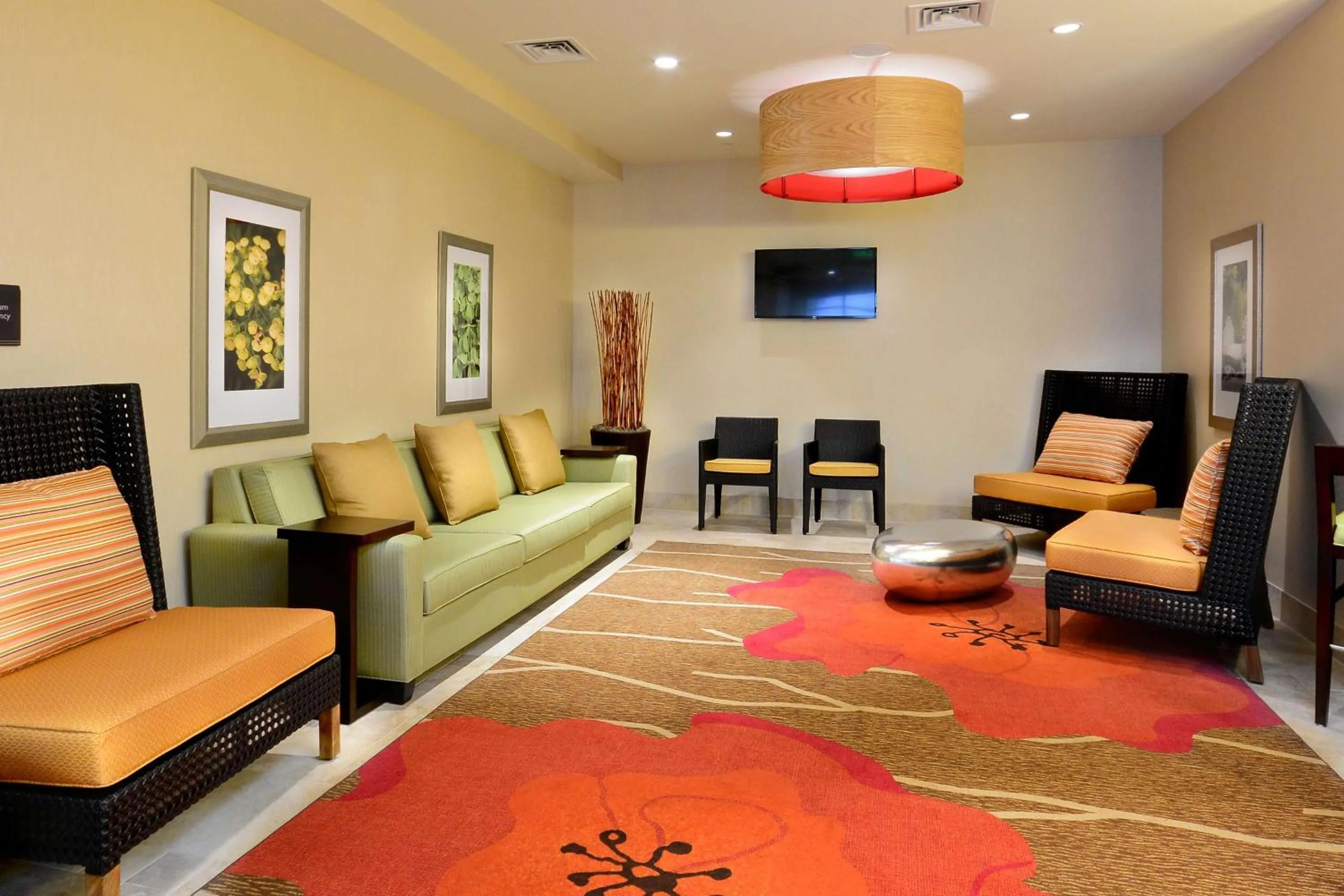 Lounge or bar in Hilton Garden Inn Greensboro Airport