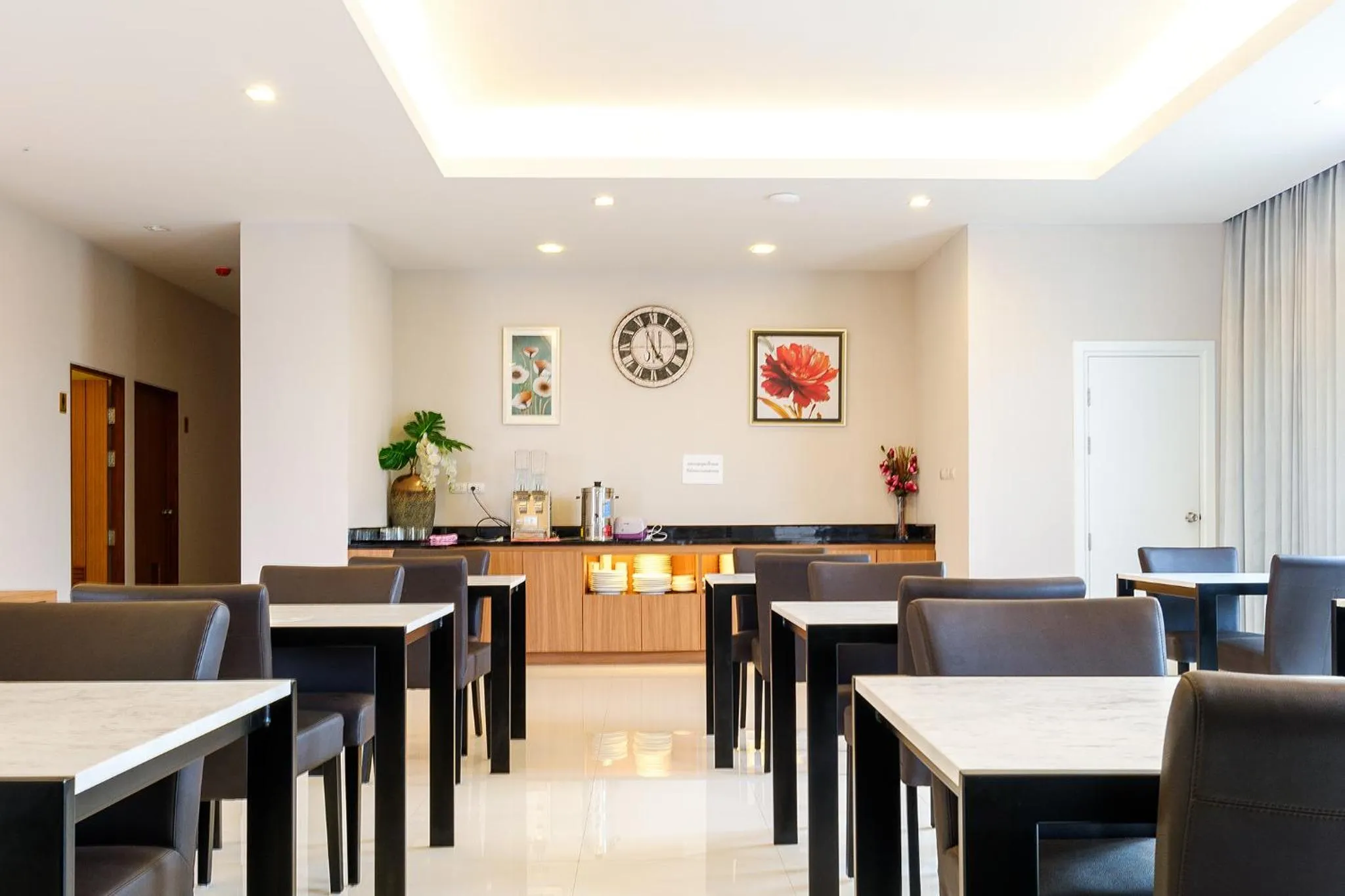 Restaurant/places to eat in Donchan Residence