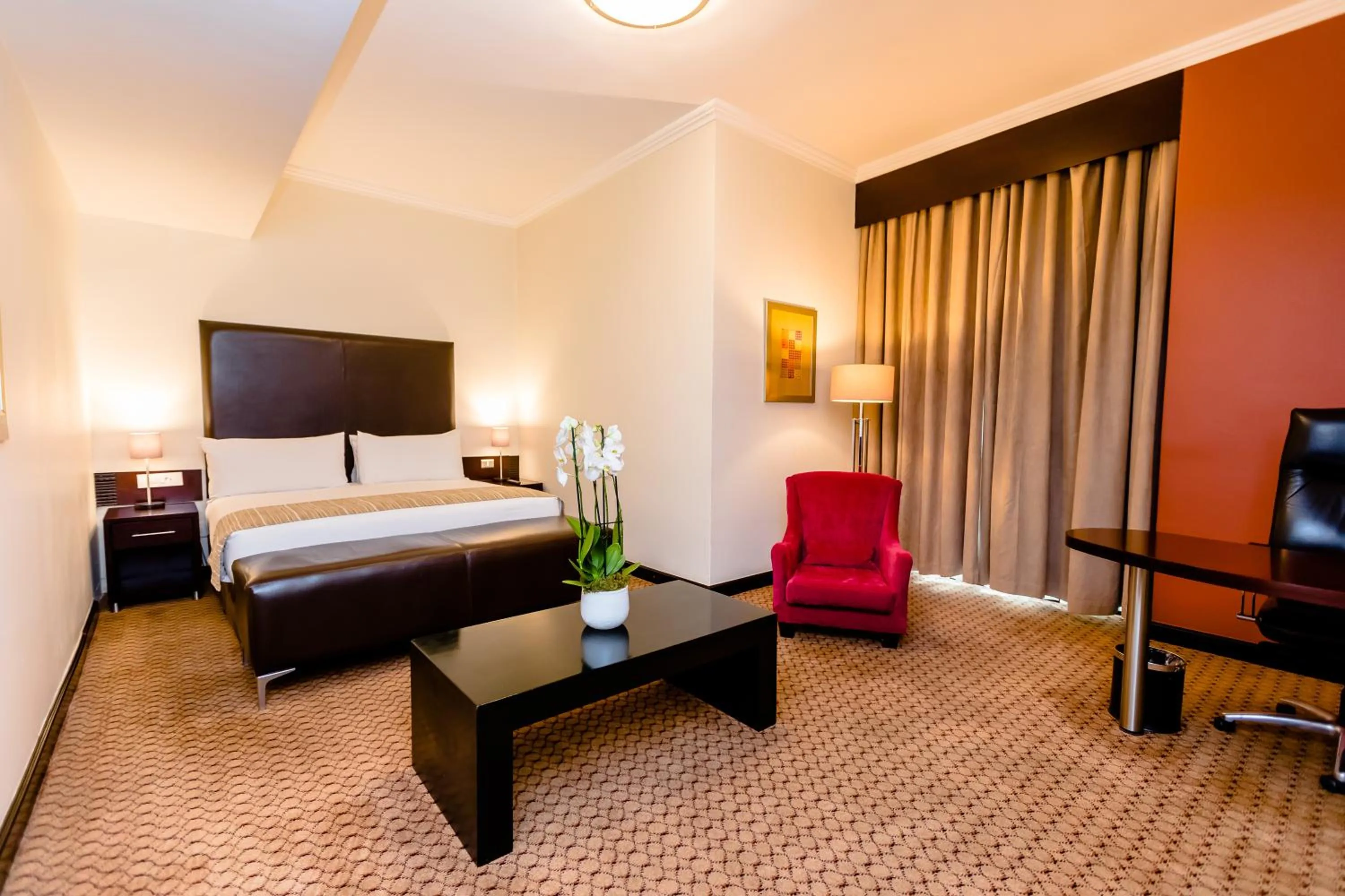 Bed in Holiday Inn Sandton, an IHG Hotel