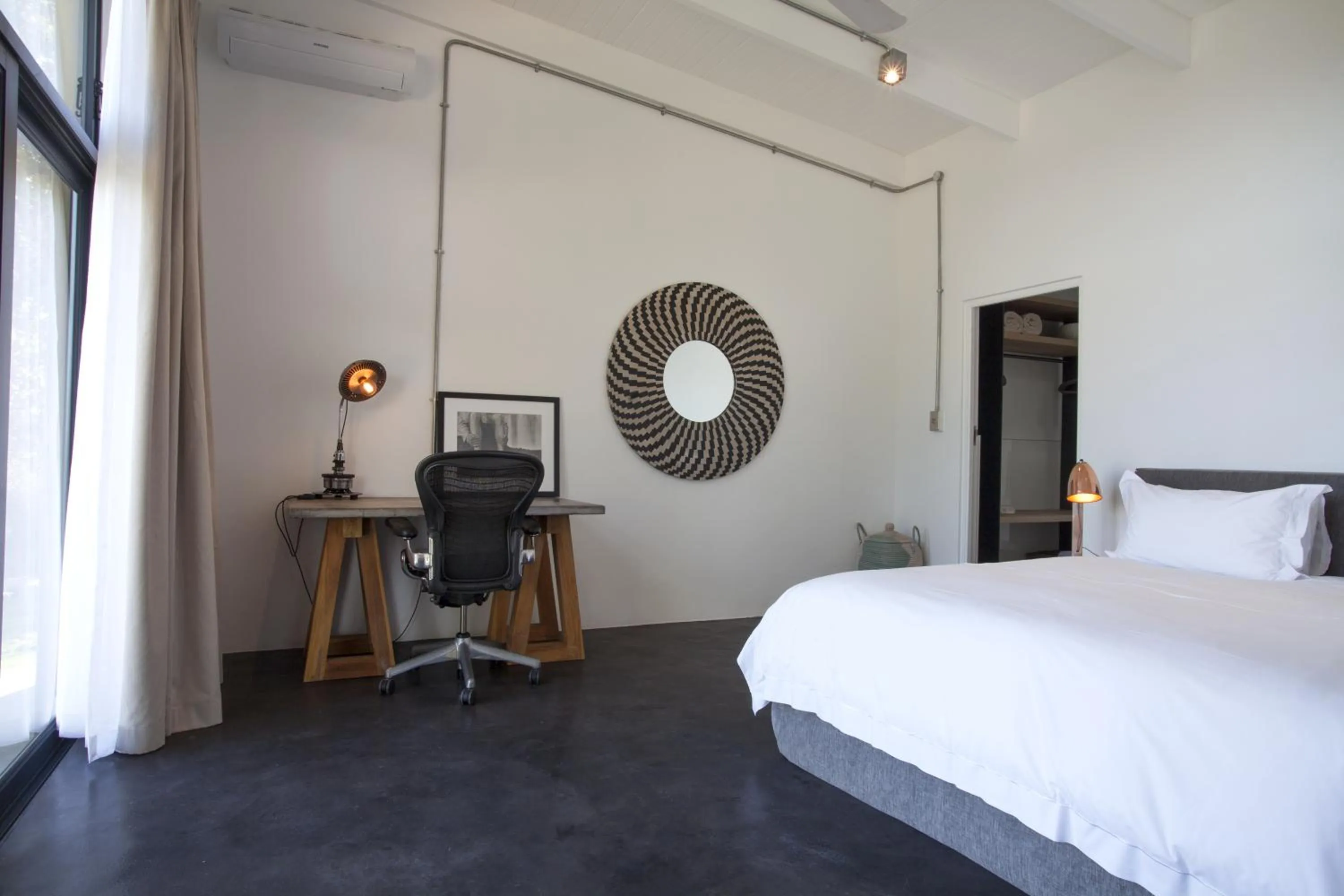 Photo of the whole room, Bed in Sugarbird Manor