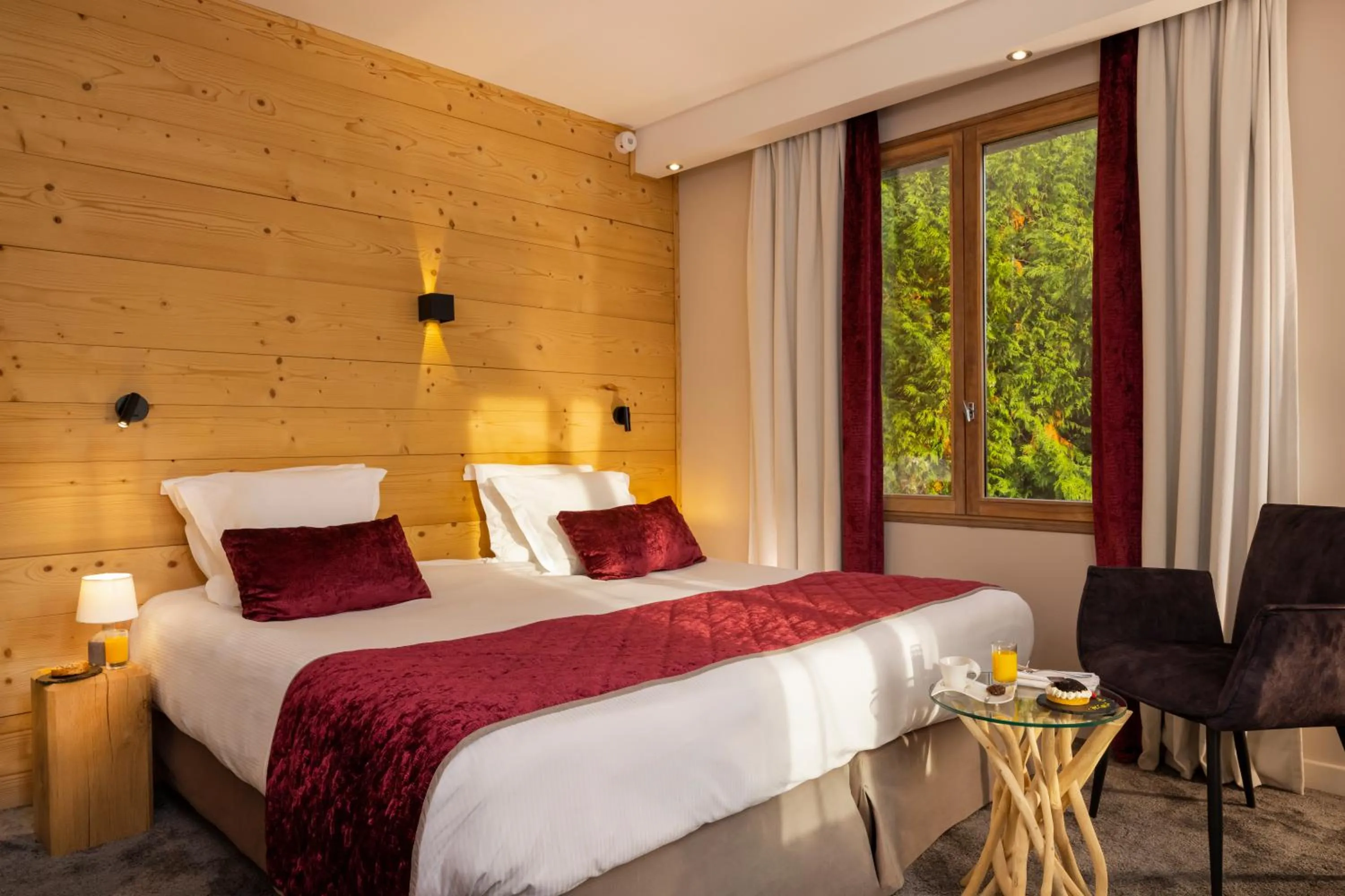 Bedroom, Bed in Hôtel Les Grillons