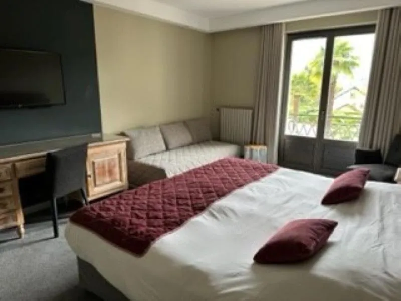 Bed in Hôtel Les Grillons