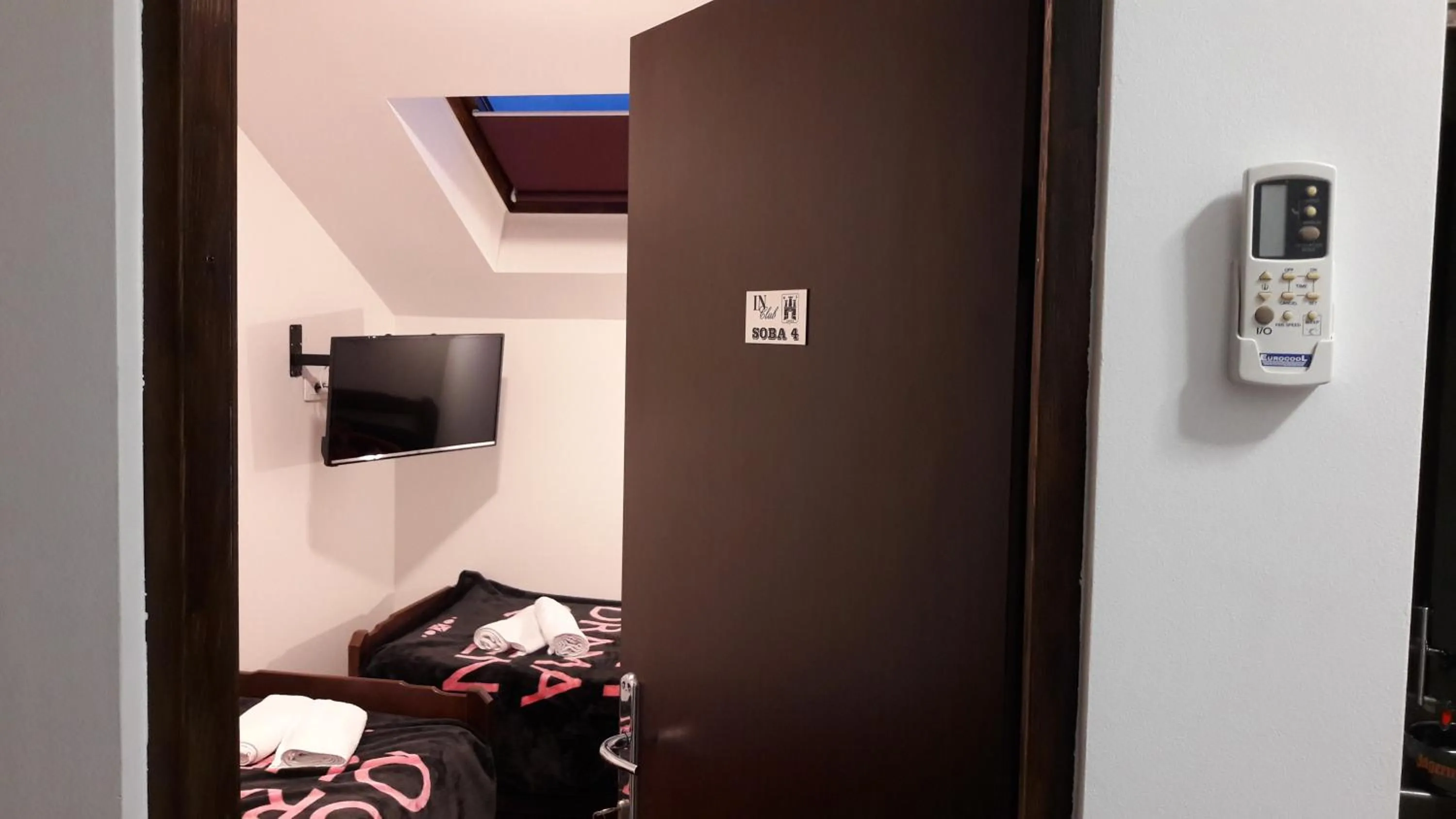 Twin Room with Shared Bathroom in Hostel IN Club