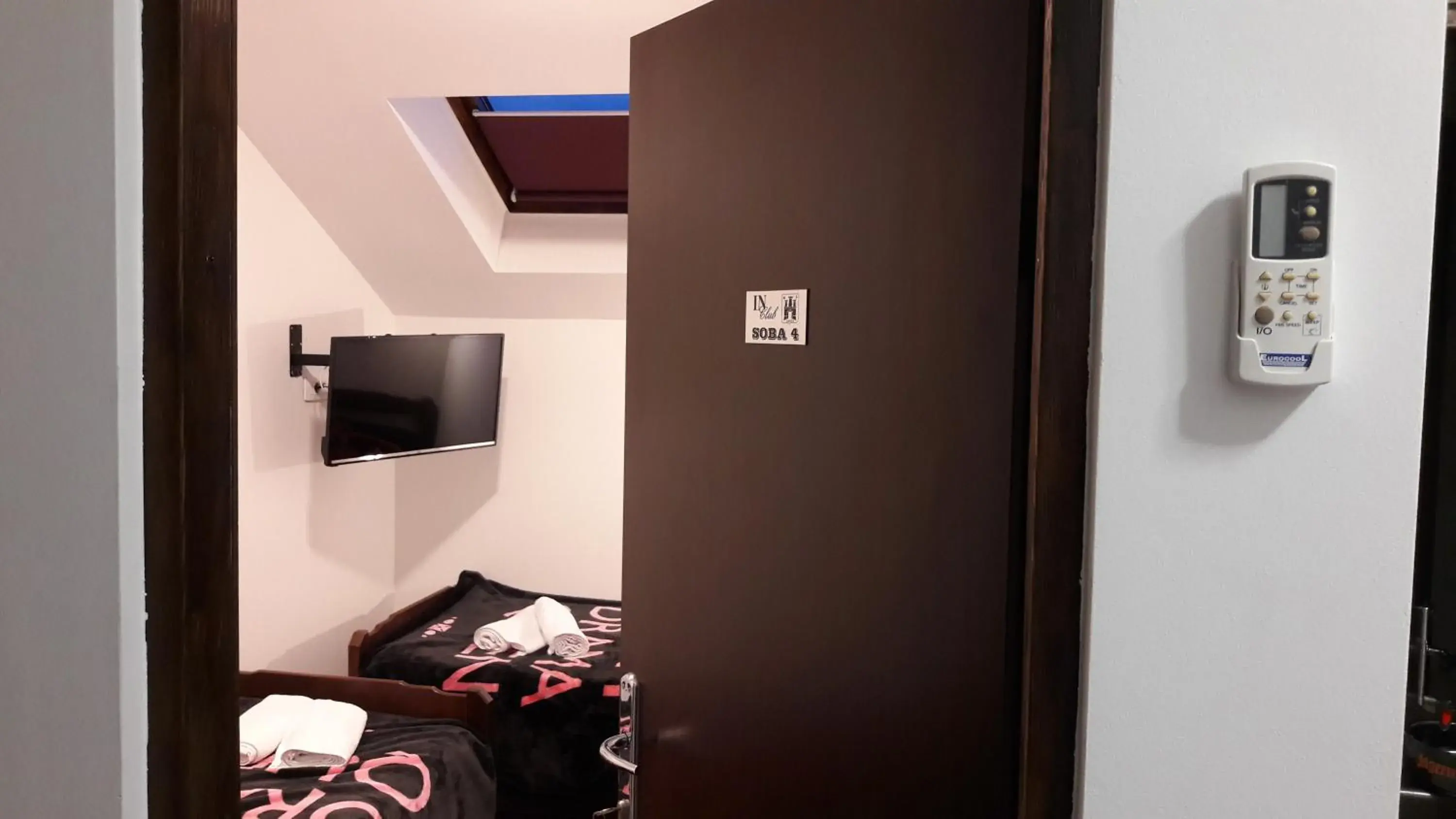 Twin Room with Shared Bathroom in Hostel IN Club Twin Room with Shared Bathroom in Hostel IN Club