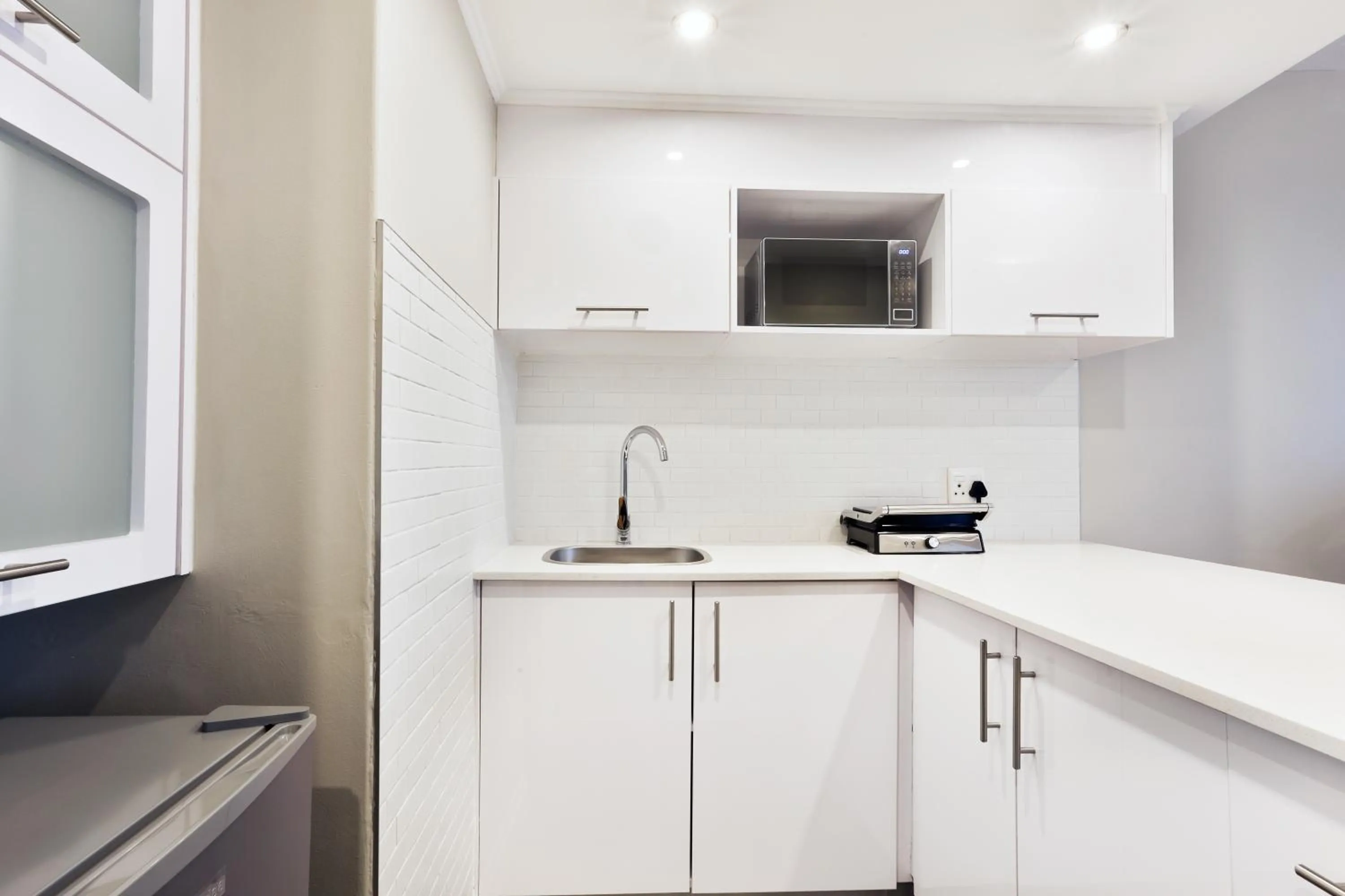 Kitchen or kitchenette in RH Hotel & Apartments - Pretoria