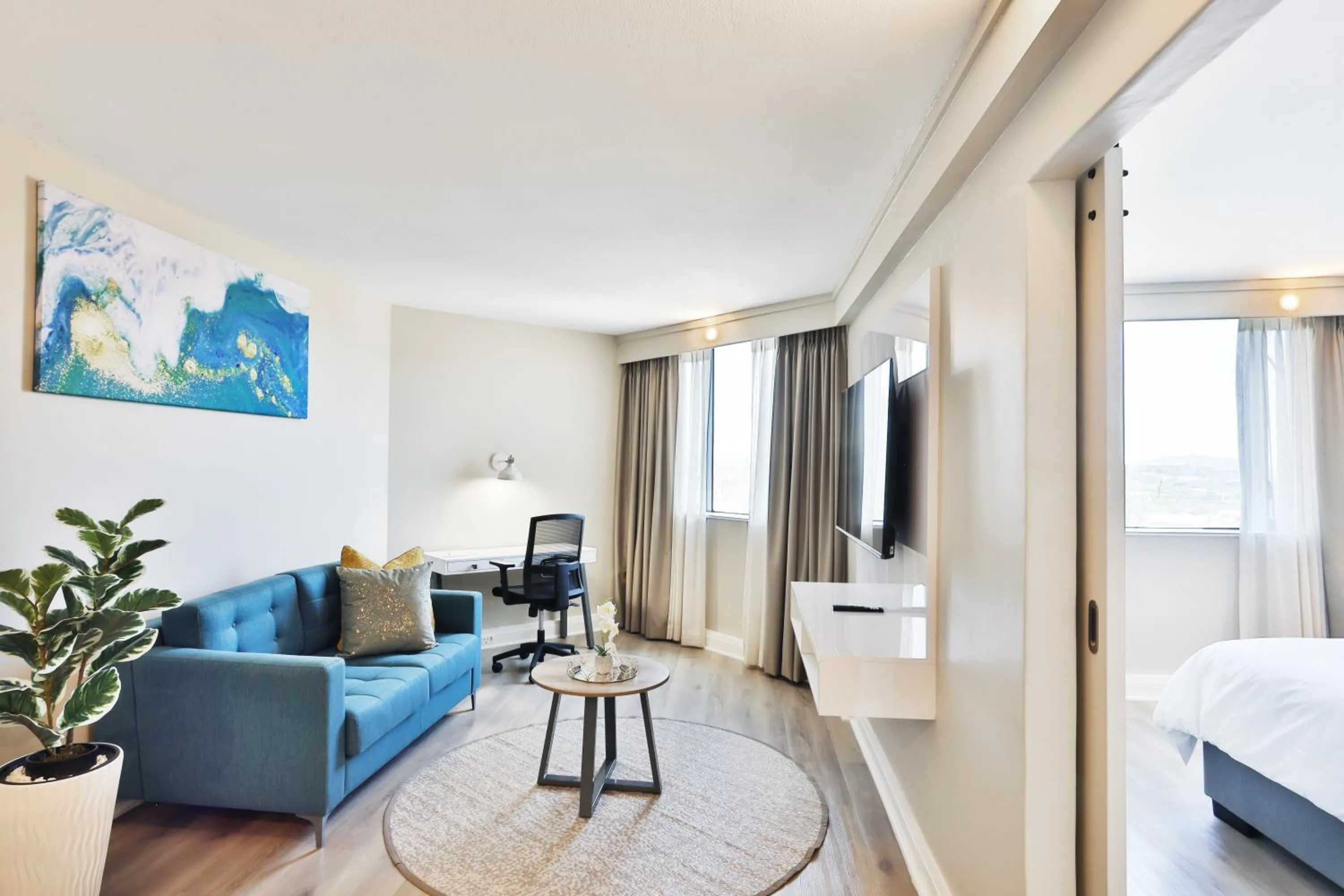 Living room, Bed in RH Hotel & Apartments - Pretoria