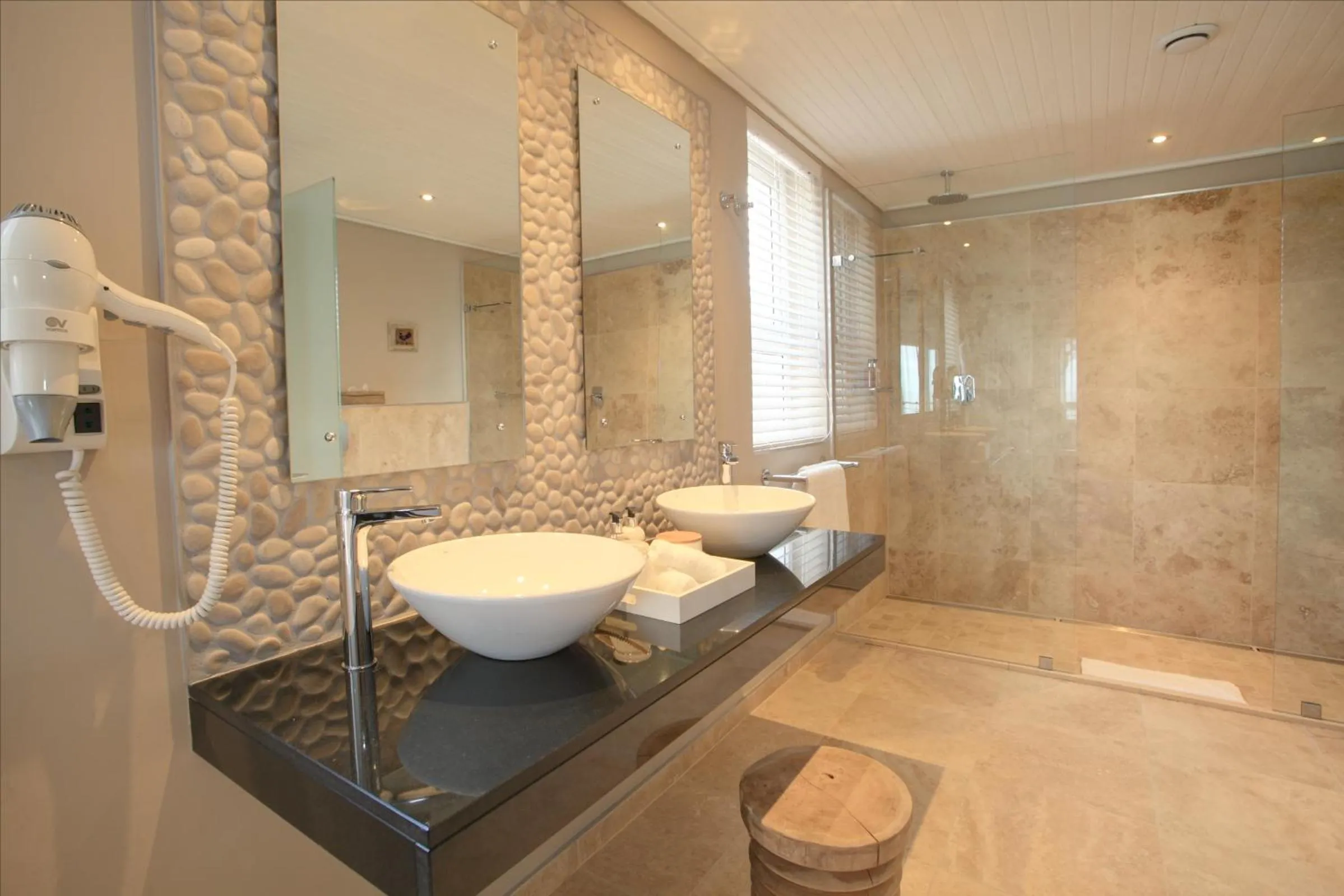 Communal lounge/ TV room in Abalone Guest Lodge