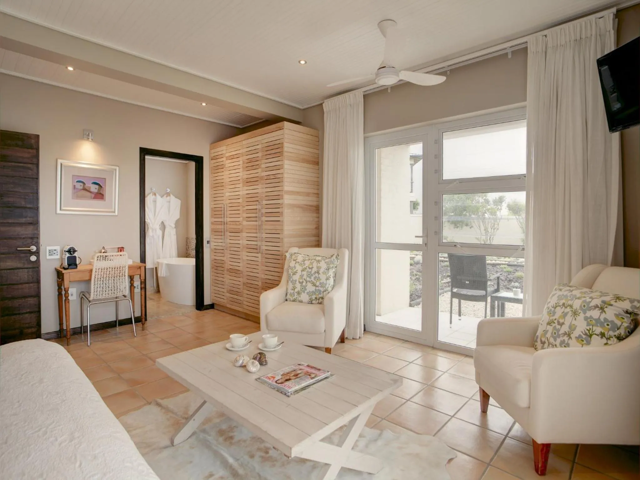 TV and multimedia in Abalone Guest Lodge