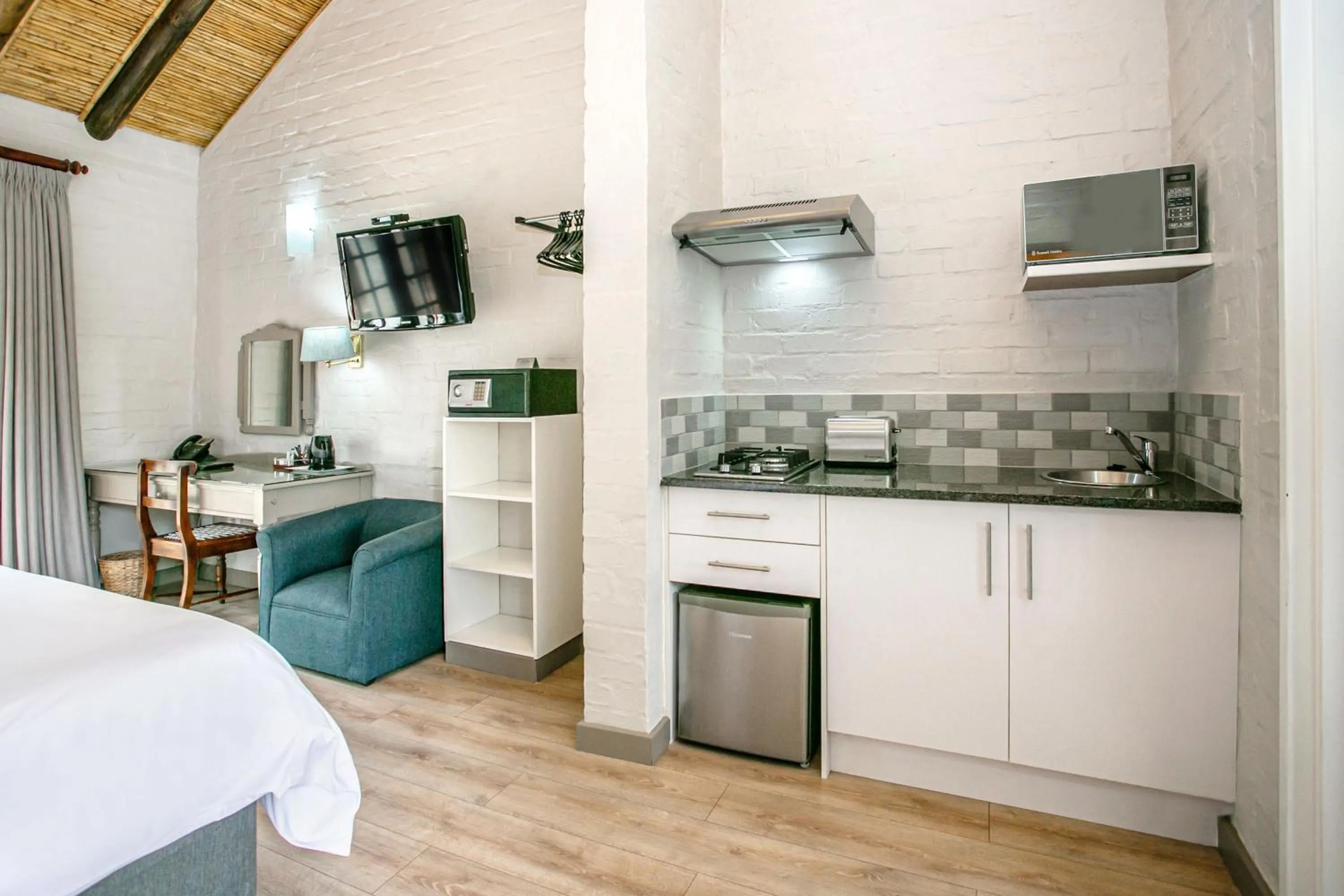 Photo of the whole room, Bed in Protea Hotel by Marriott Oudtshoorn Riempie Estate