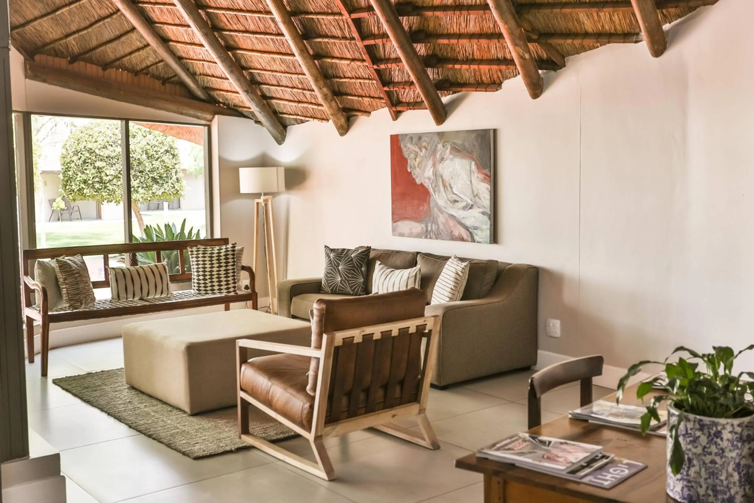 Lounge or bar in Protea Hotel by Marriott Oudtshoorn Riempie Estate