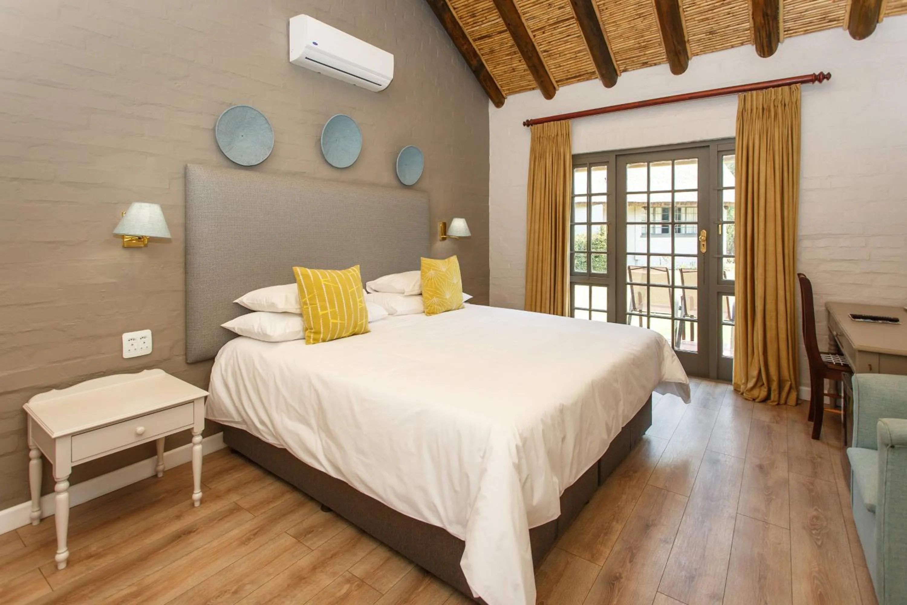 Photo of the whole room, Bed in Protea Hotel by Marriott Oudtshoorn Riempie Estate