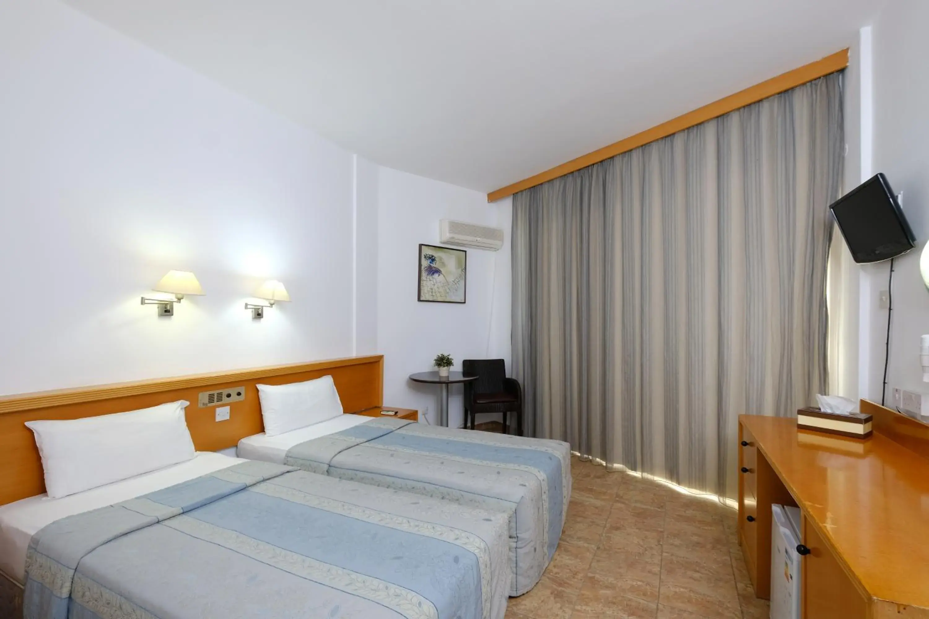 Bedroom, TV/Entertainment Center in Flamingo Beach Hotel