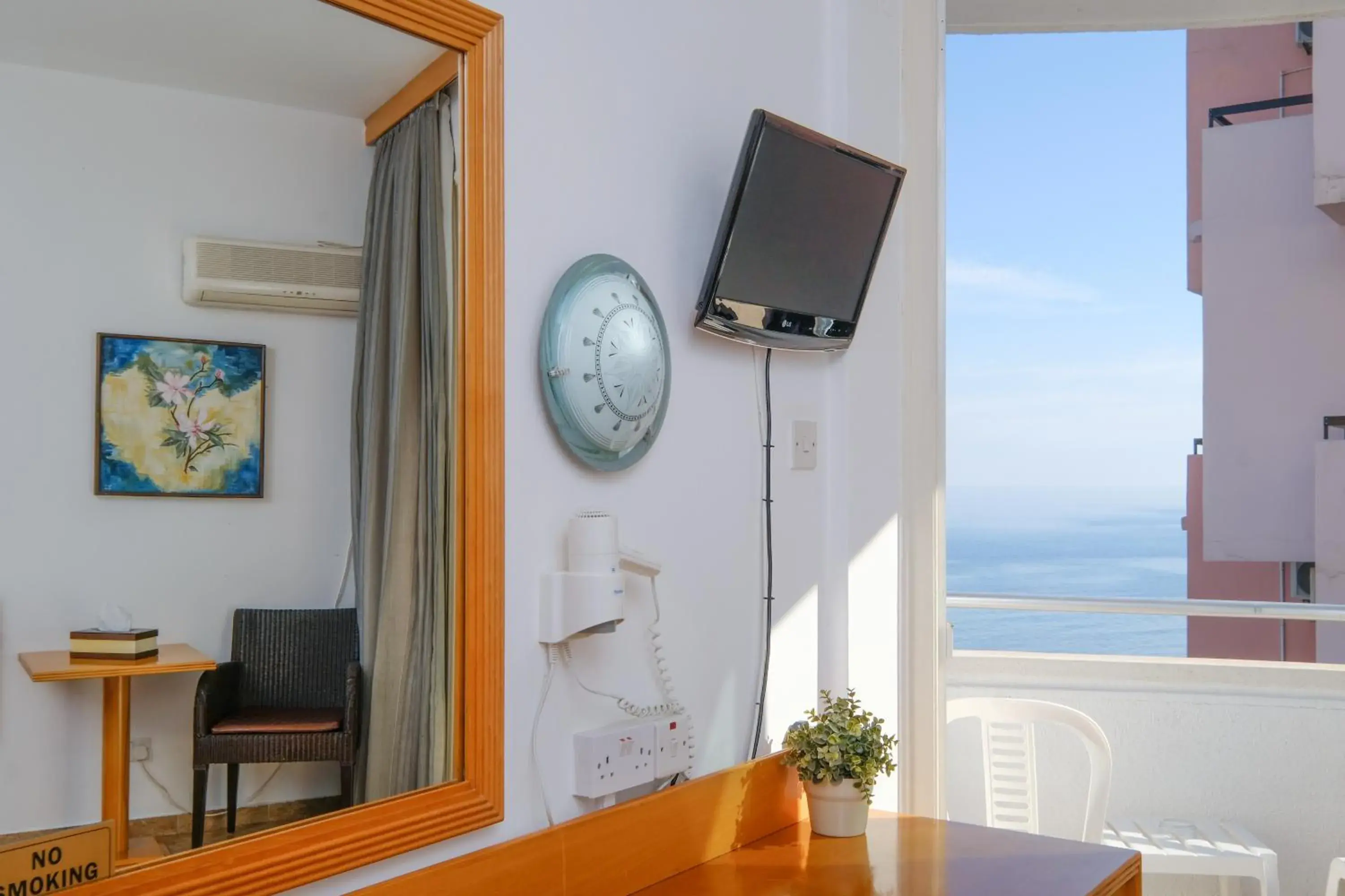 Sea view, TV/Entertainment Center in Flamingo Beach Hotel