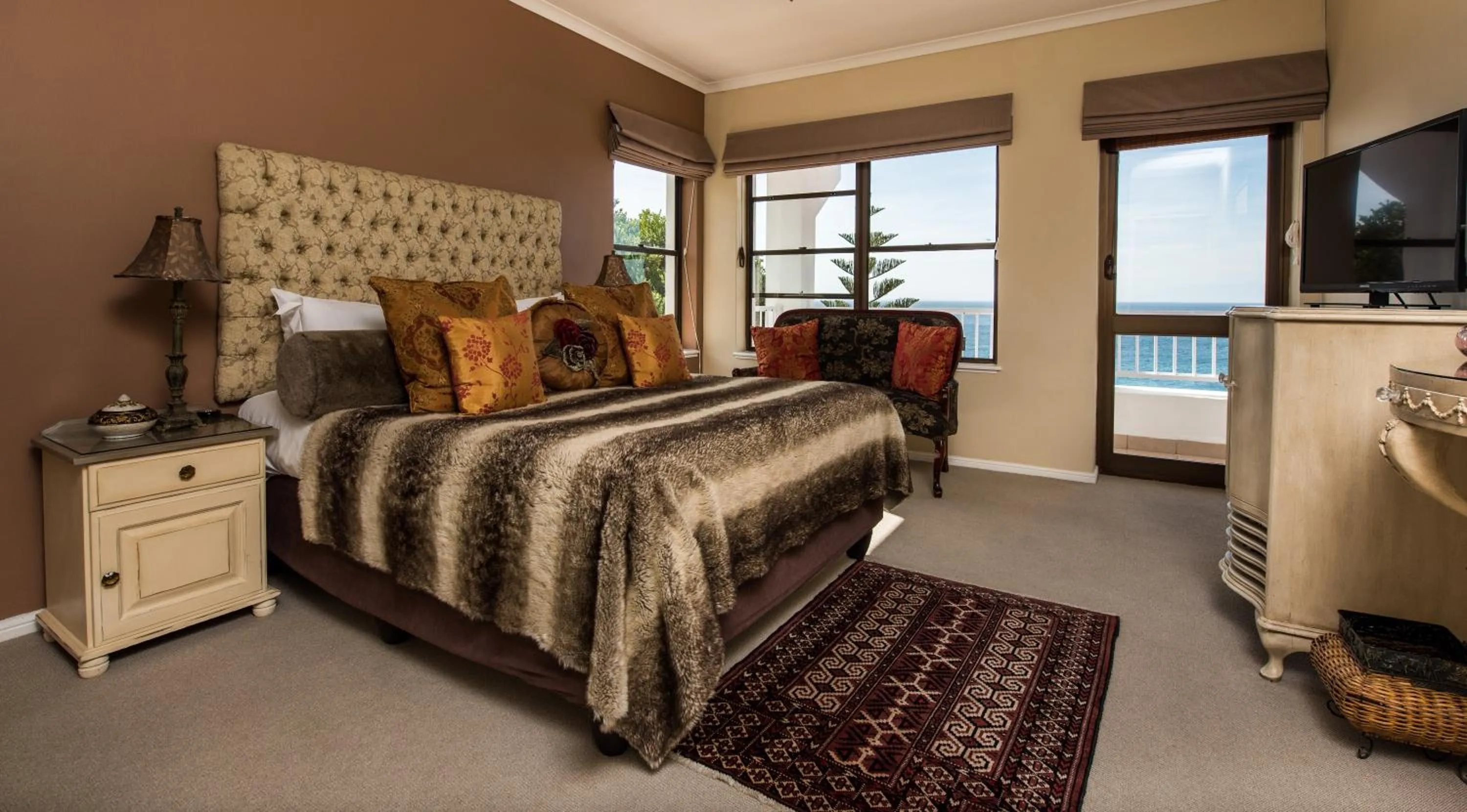 Photo of the whole room, Bed in Whale View Manor & Spa