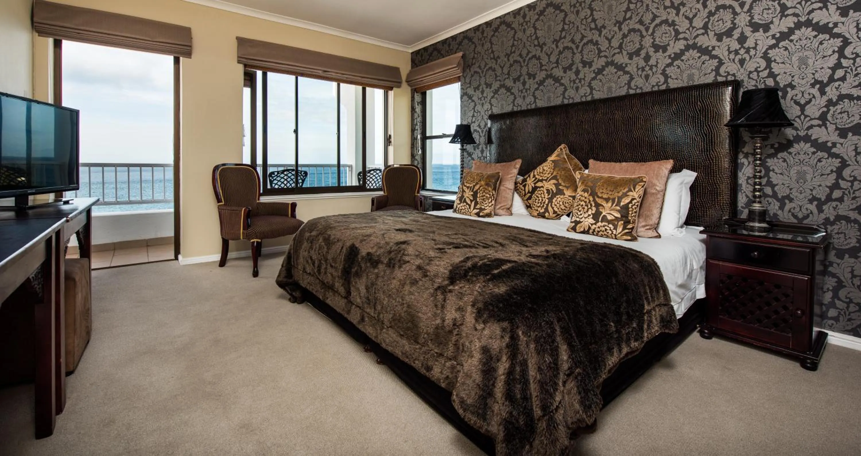 Photo of the whole room, Bed in Whale View Manor & Spa
