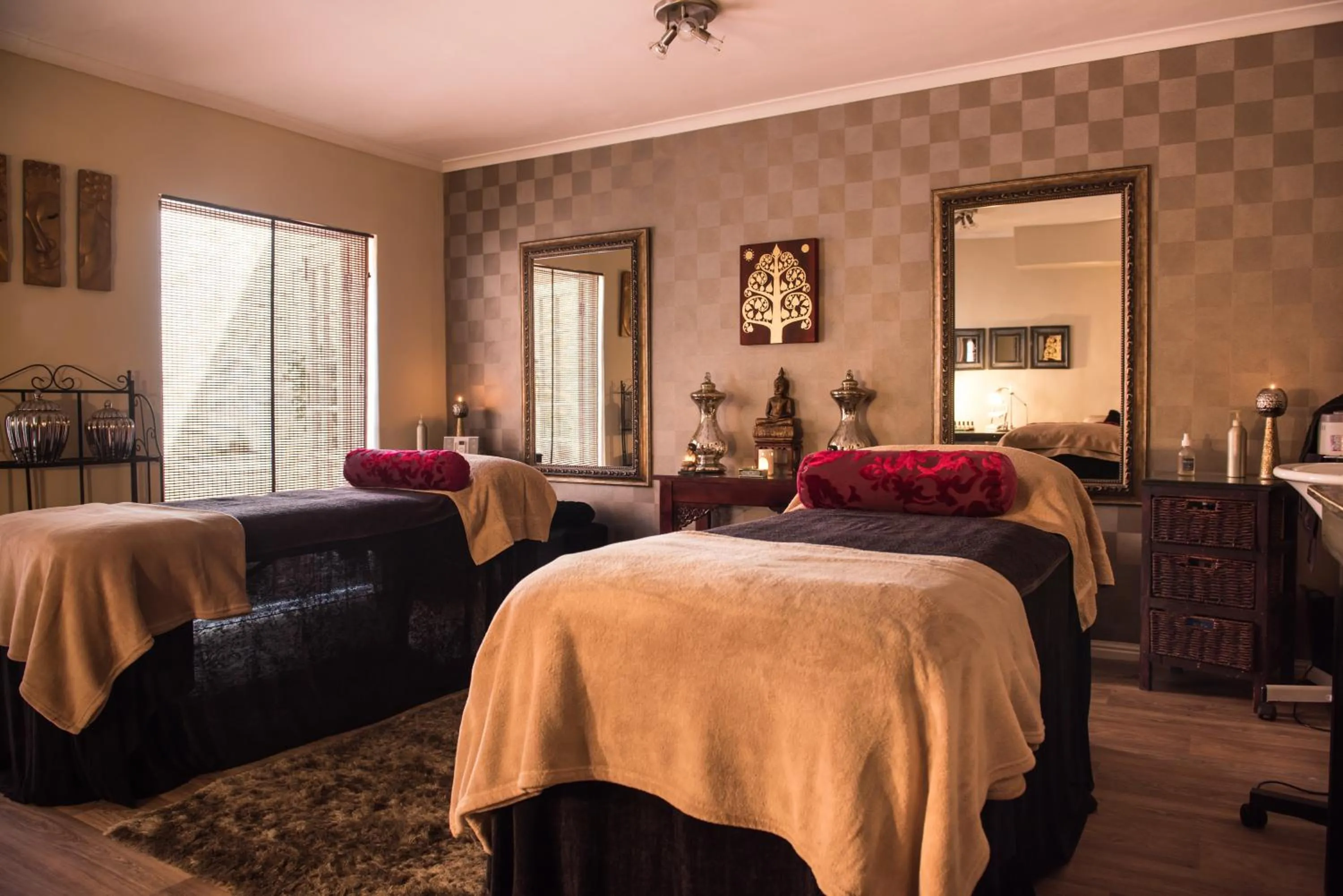Massage, Bed in Whale View Manor & Spa