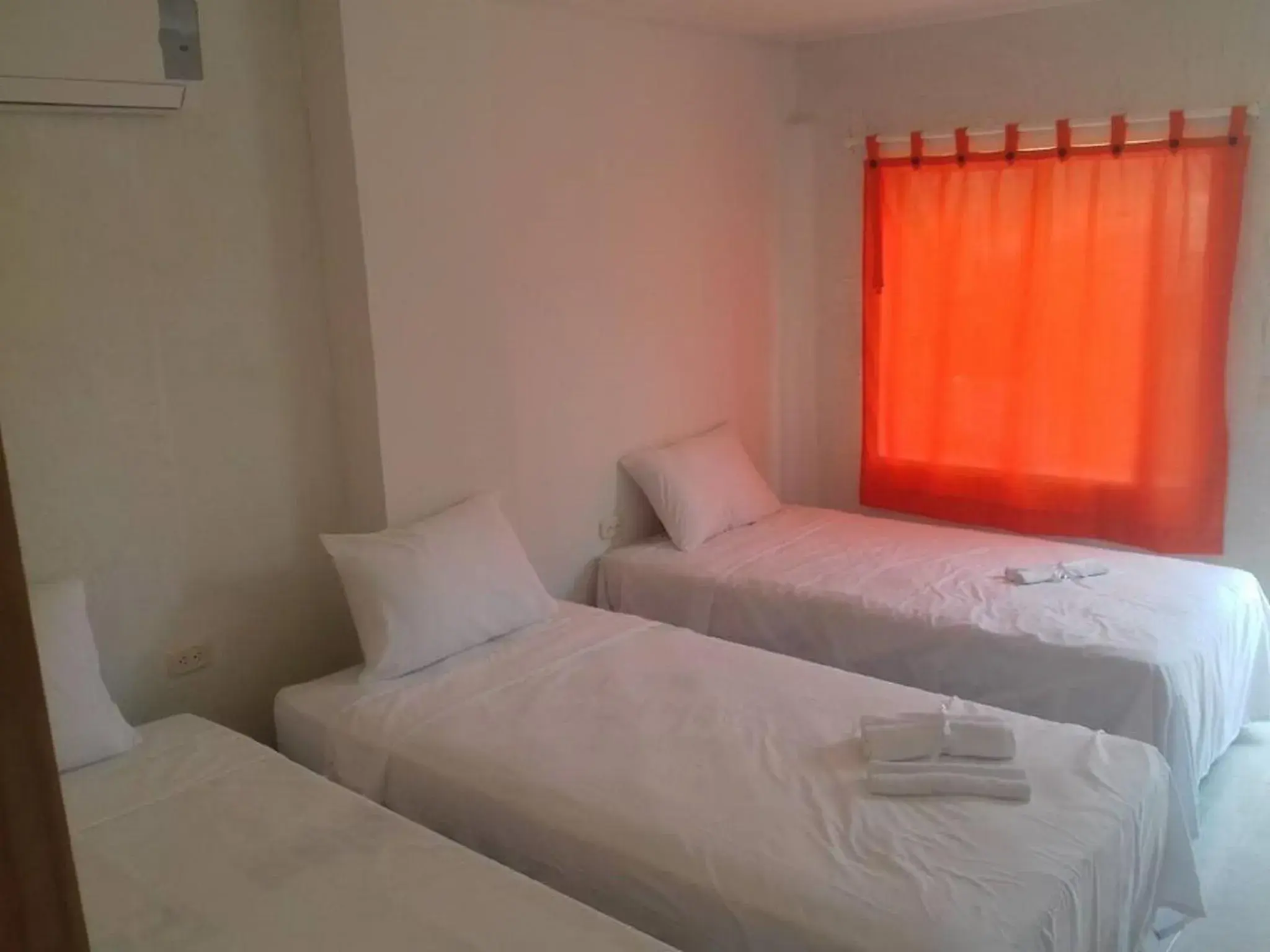 Budget Triple Room in Manzanillo Beach Budget Triple Room in Manzanillo Beach