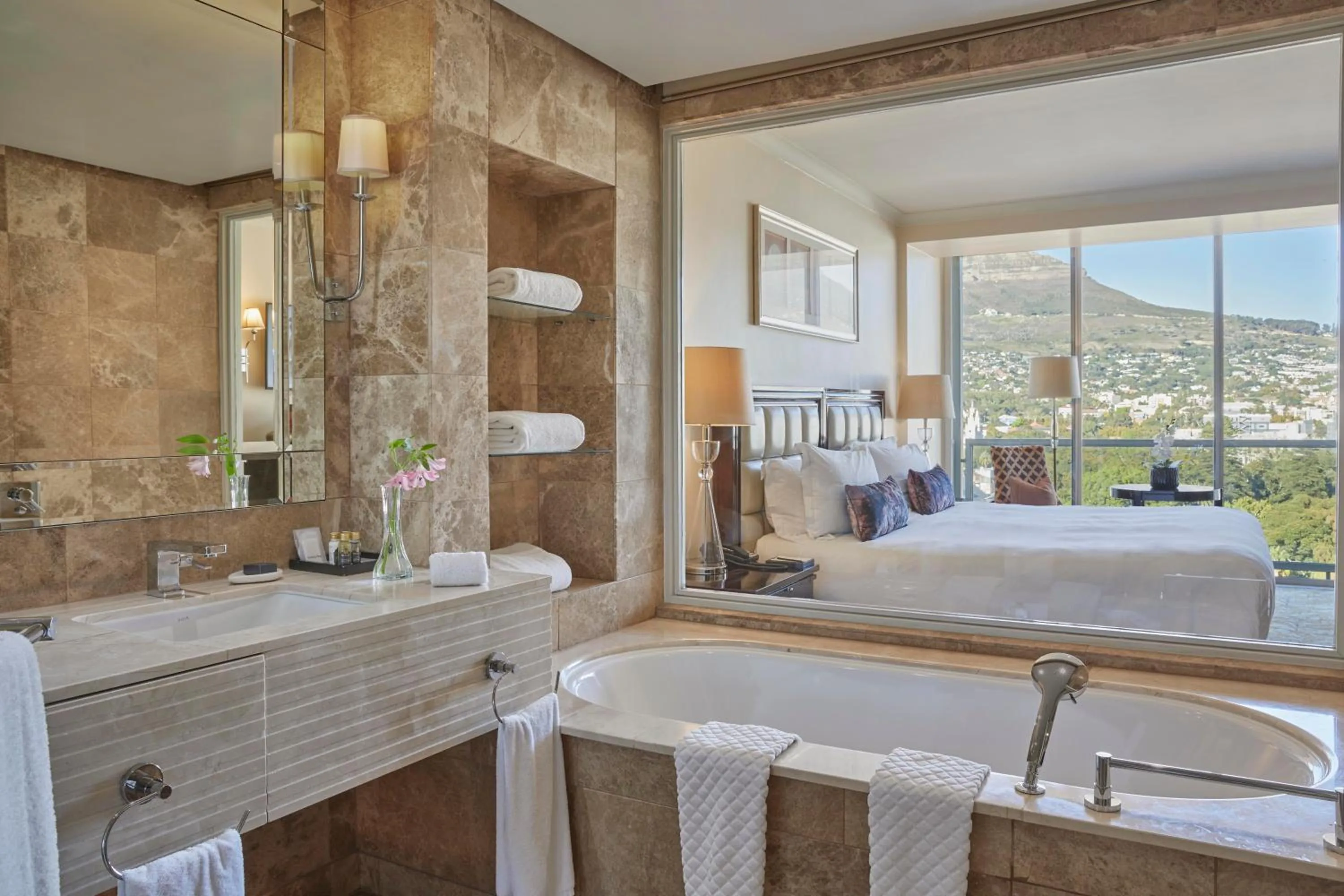 Mountain view, Bed in Taj Cape Town