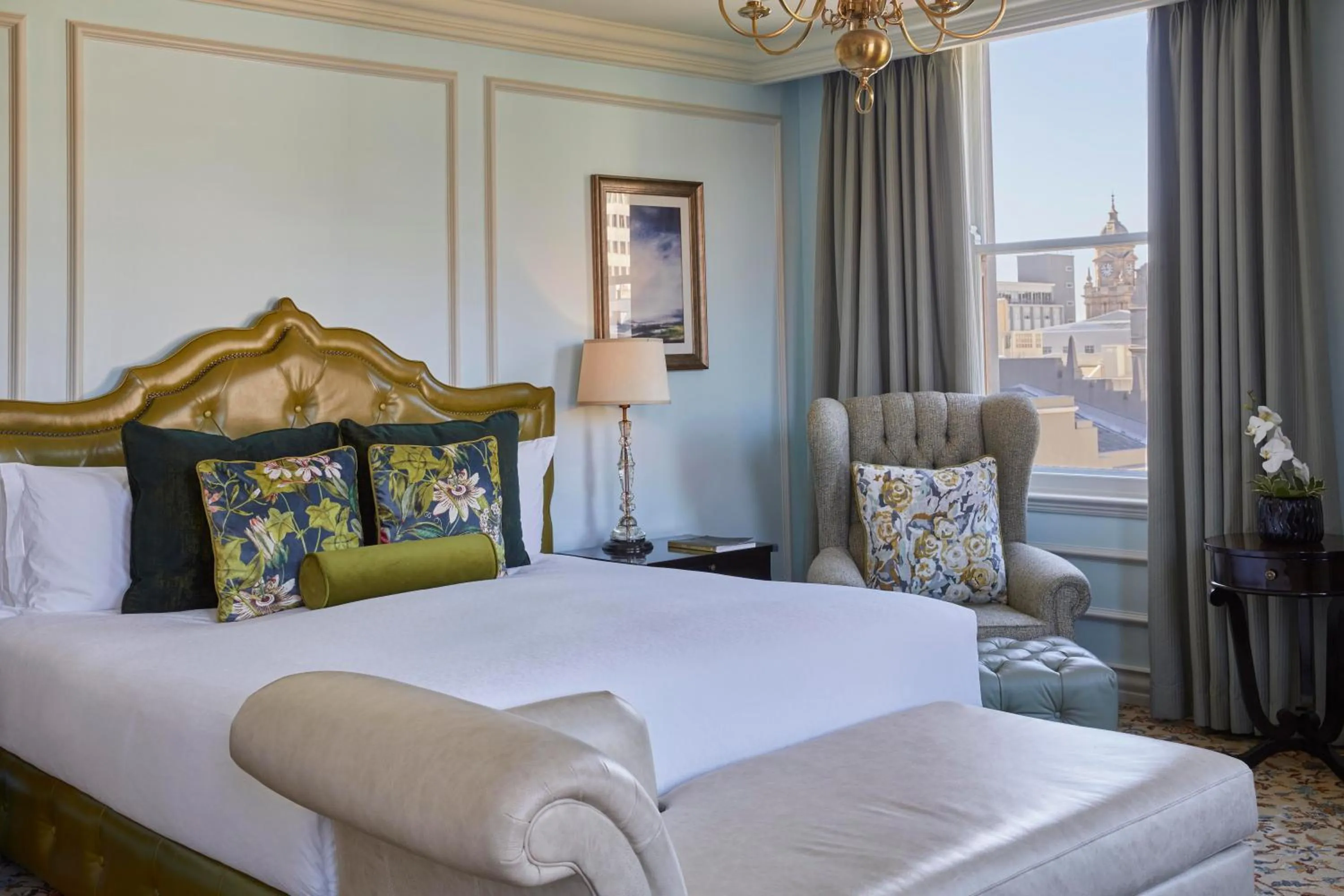 Seating area, Bed in Taj Cape Town