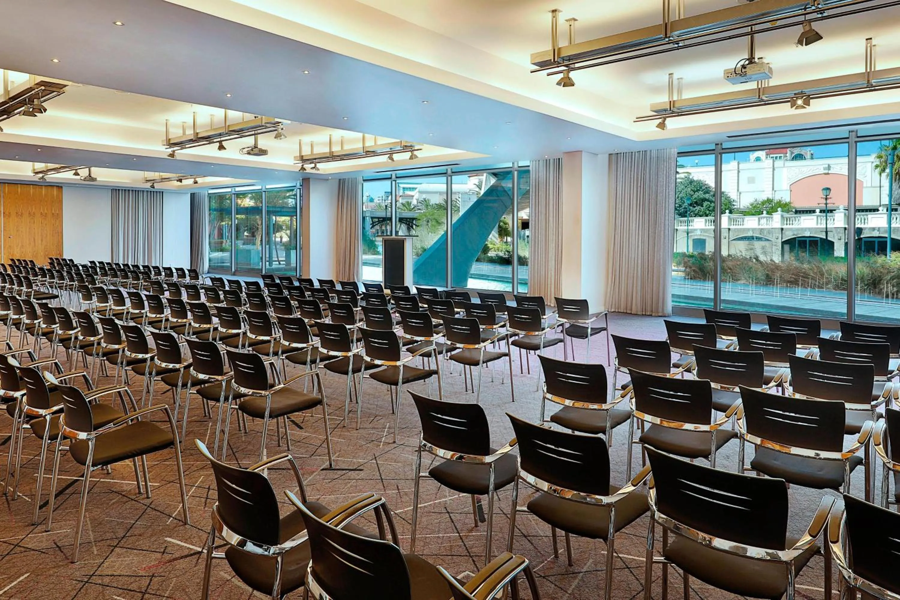 Meeting/conference room in Cape Town Marriott Hotel Crystal Towers
