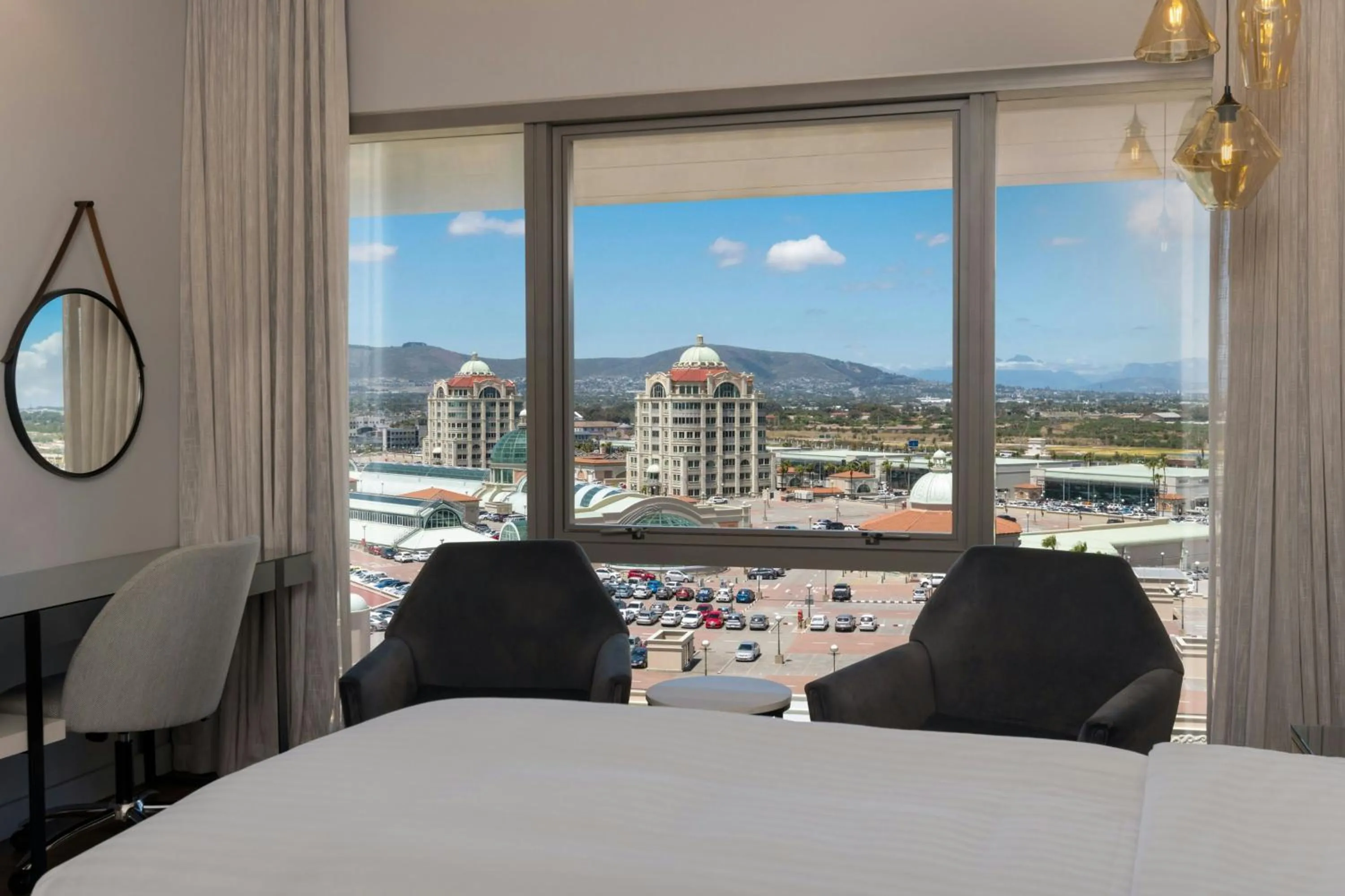 Photo of the whole room, Bed in Cape Town Marriott Hotel Crystal Towers